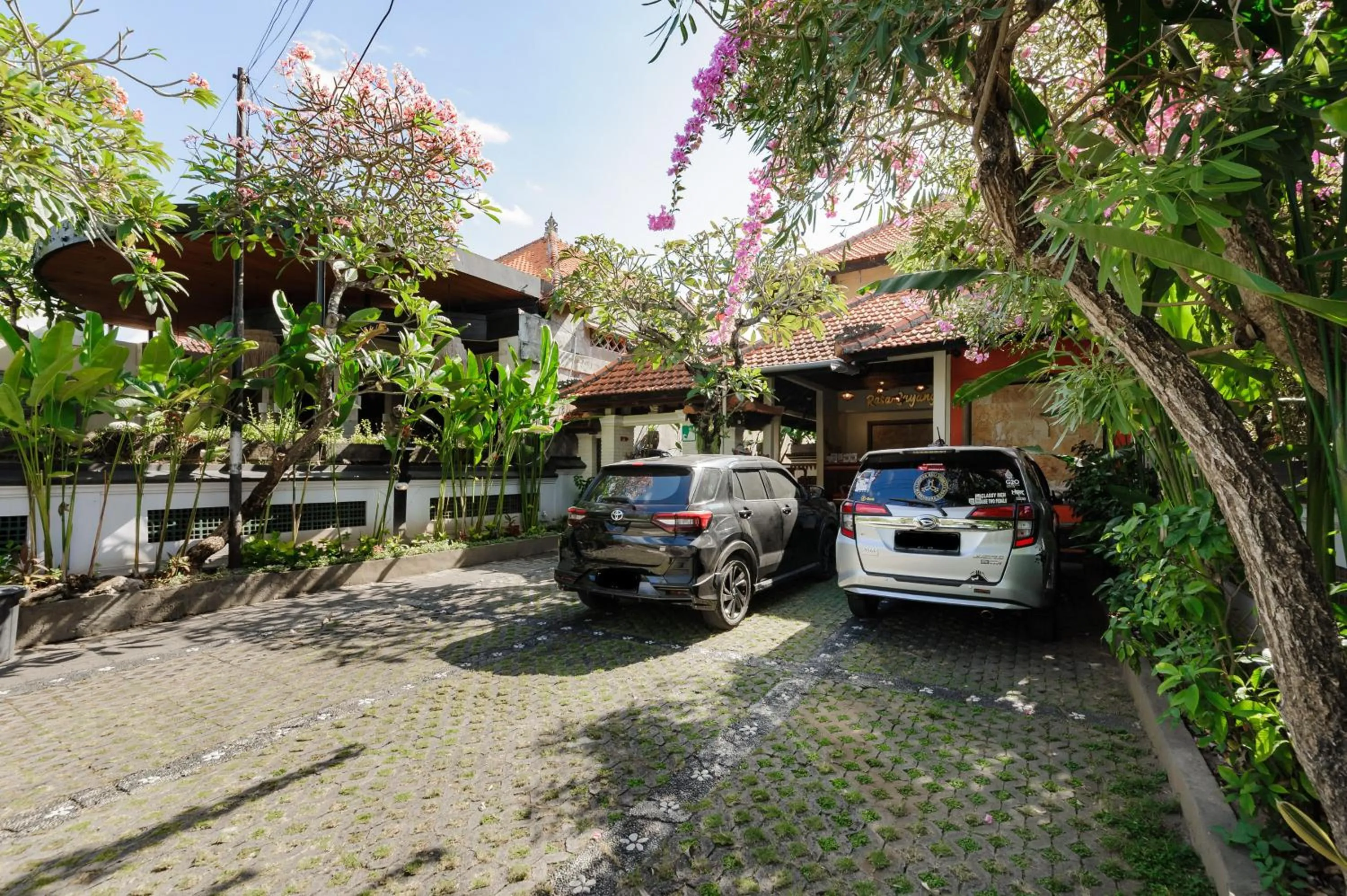 Parking in Urbanview Hotel Rasa Sayang Inn Tanjung Benoa Bali