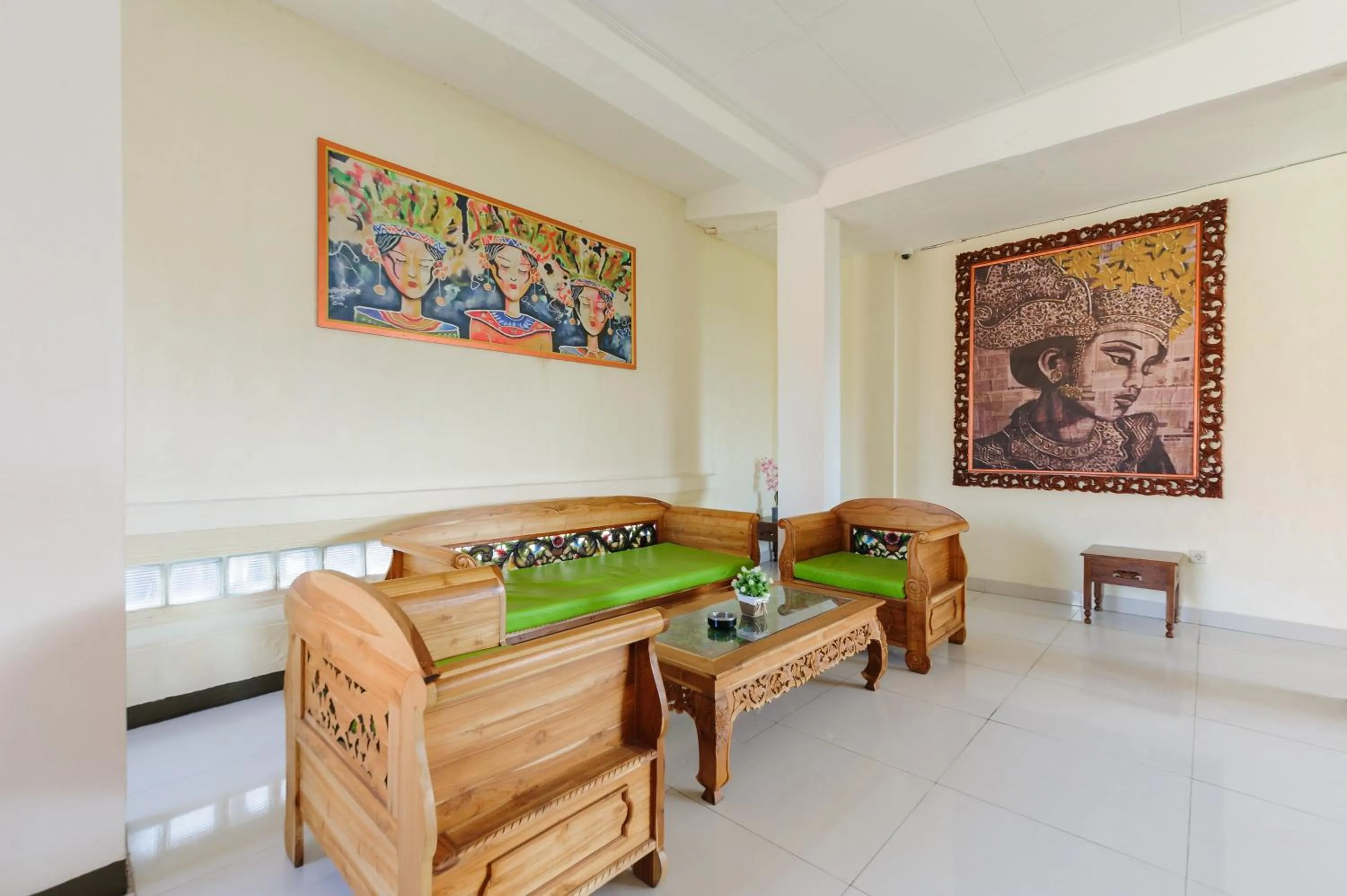 Seating area in Urbanview Hotel Rasa Sayang Inn Tanjung Benoa Bali