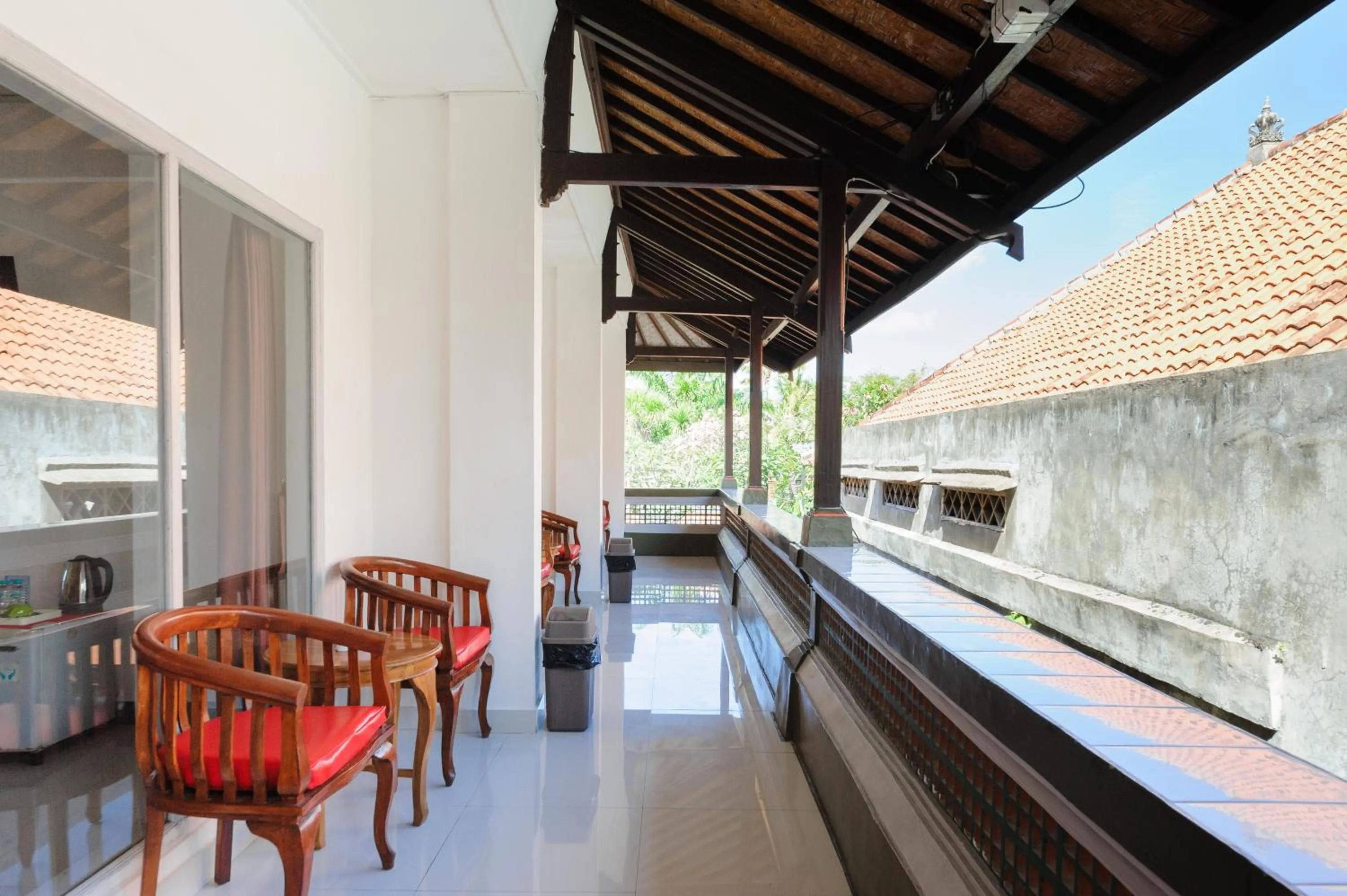 Seating area in Urbanview Hotel Rasa Sayang Inn Tanjung Benoa Bali