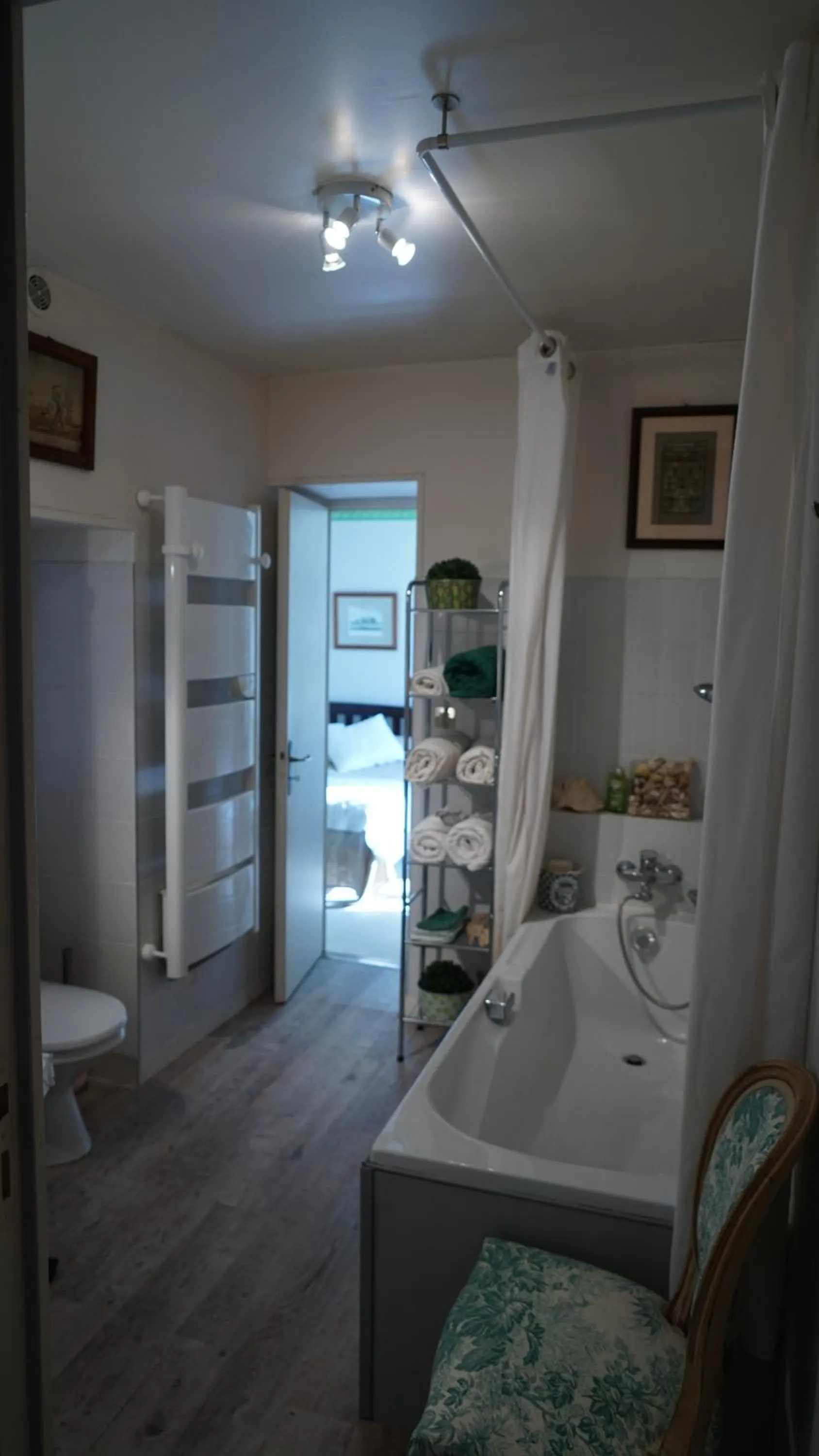 Bathroom, Bed in chez Zaza