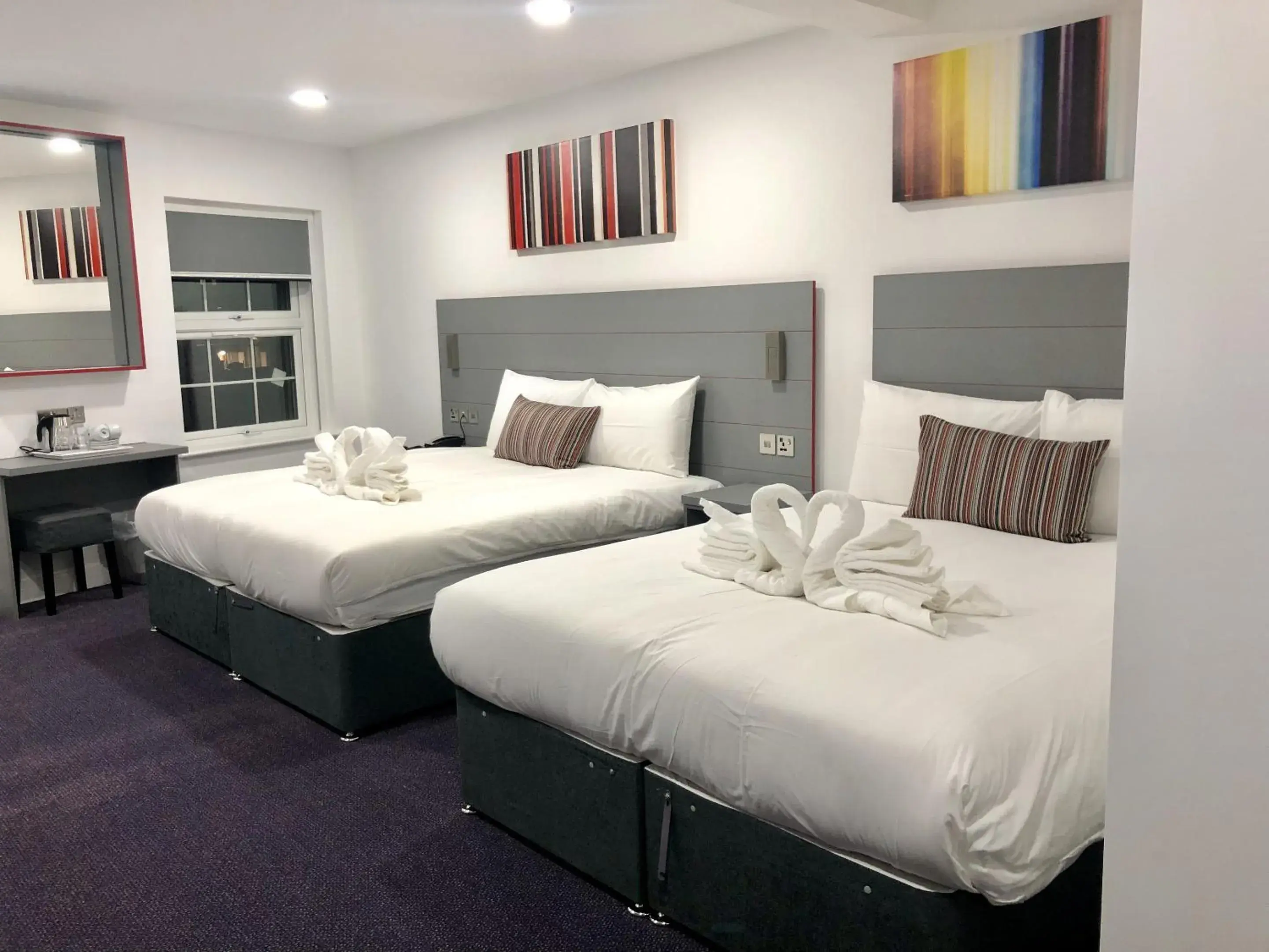 Quadruple Room with Shower in Ilford Hotel Goodmayes Quadruple Room with Shower in Ilford Hotel Goodmayes