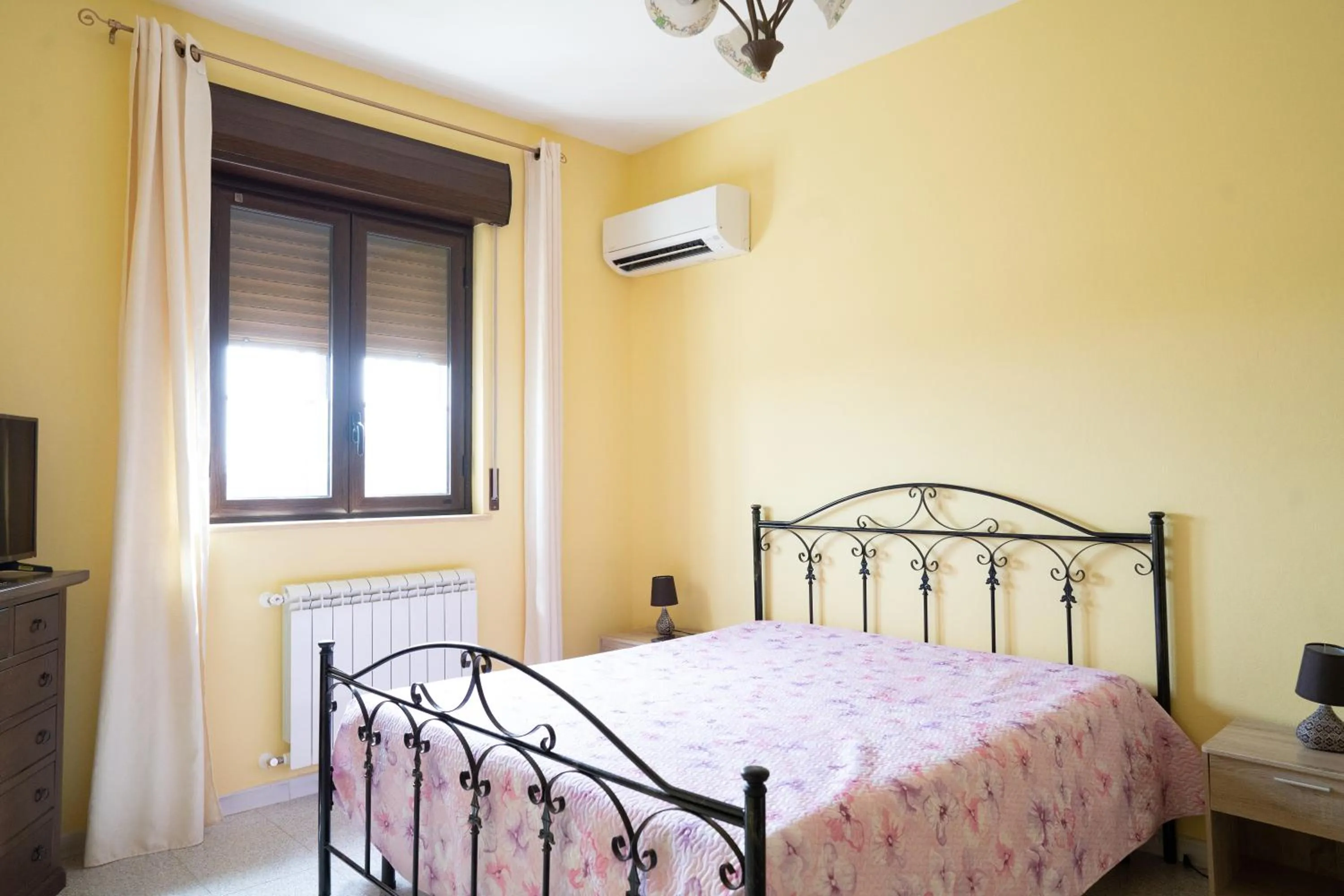 Bedroom, Bed in Capinera