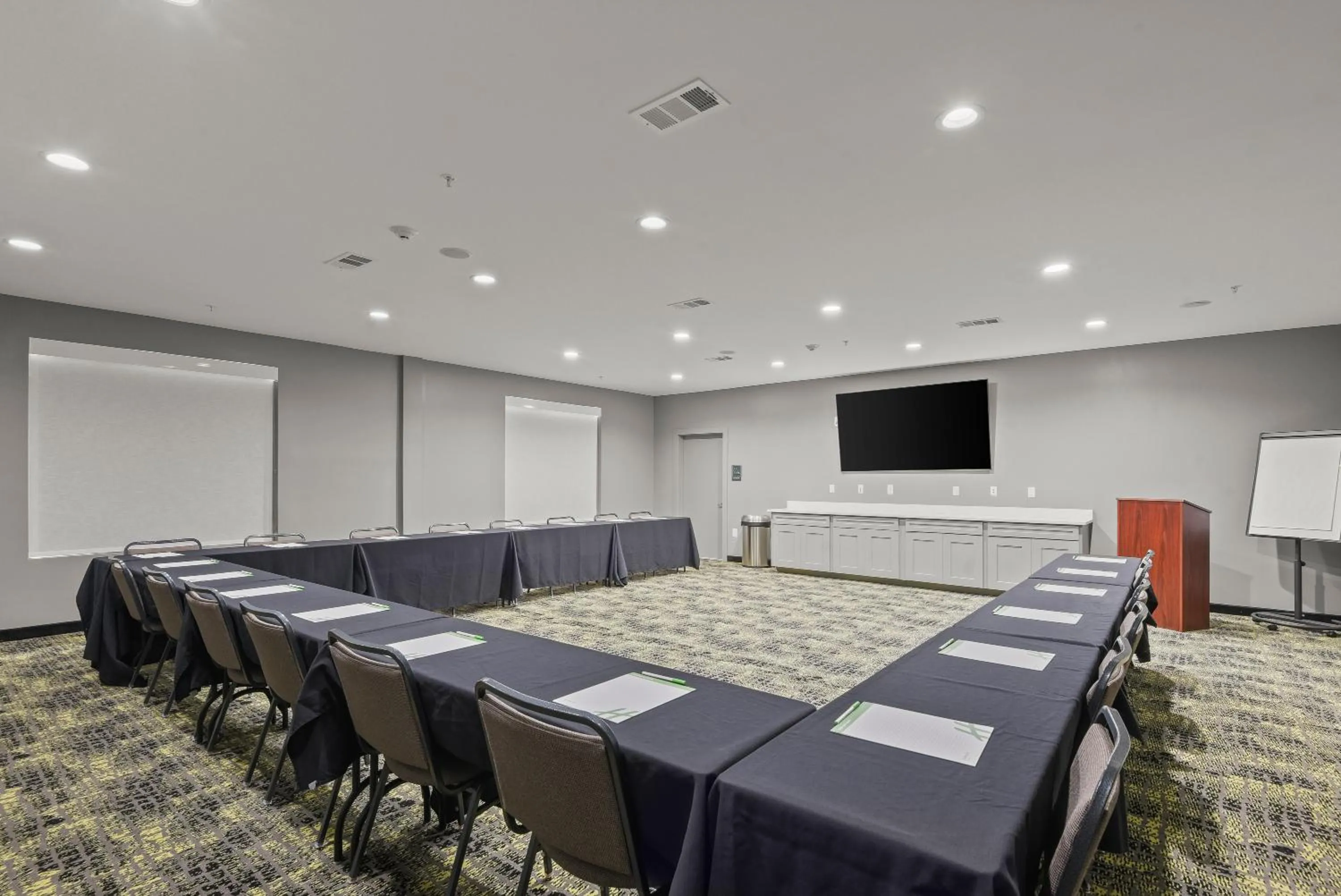 Meeting/conference room in Holiday Inn Gonzales by IHG