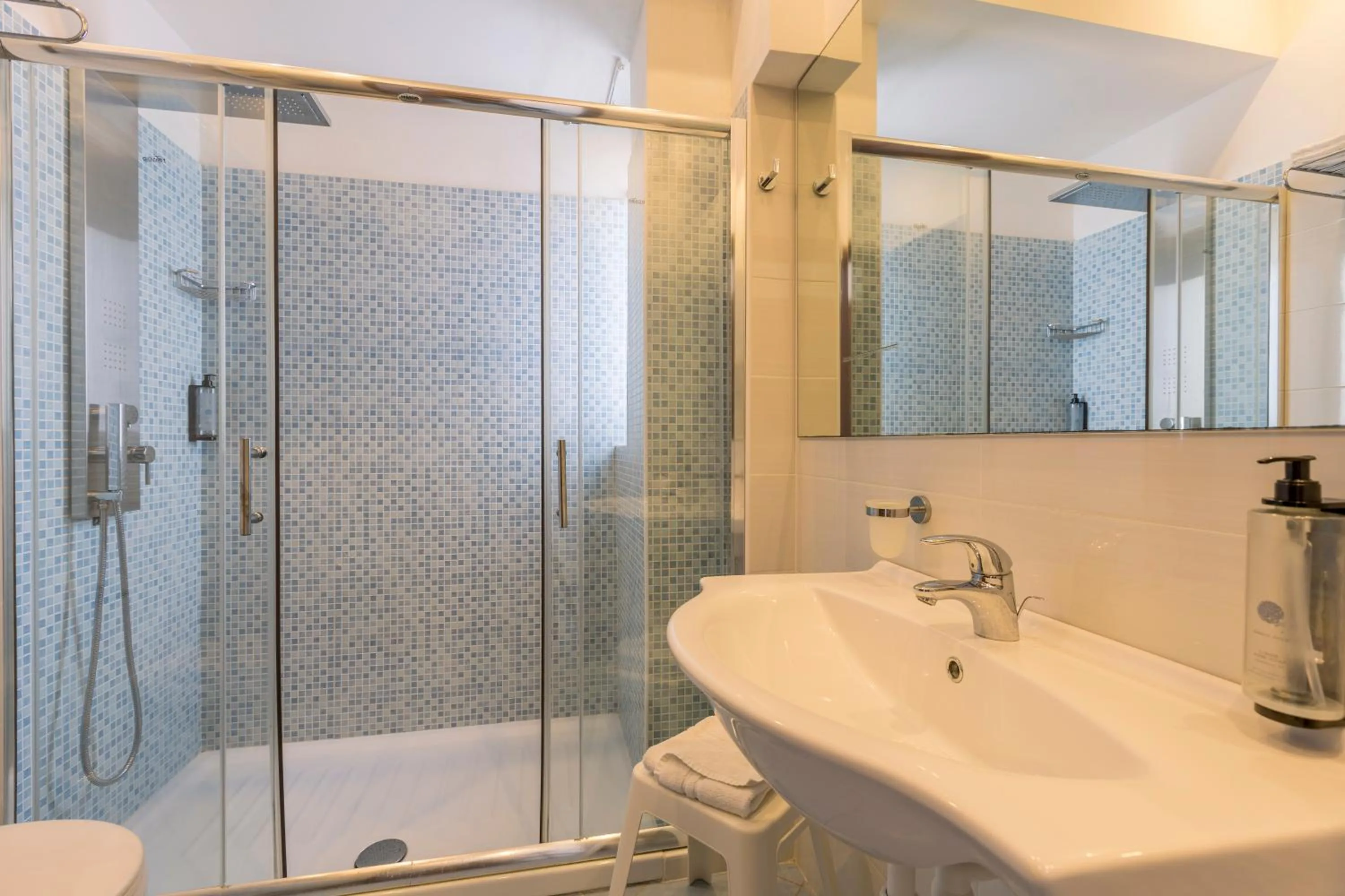 Shower in Hotel Centrale