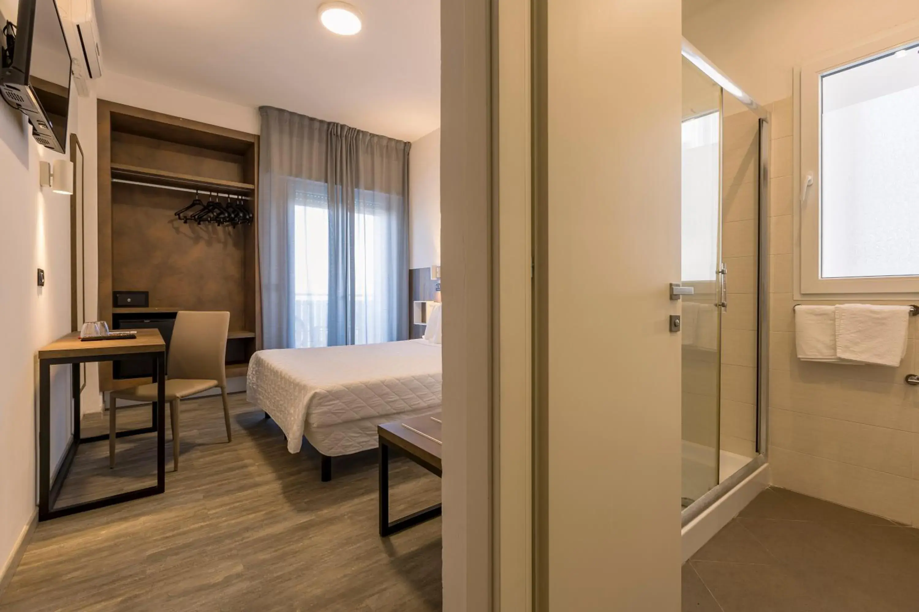 Quadruple Room with Sea View in Hotel Centrale FRONTEMARE Quadruple Room with Sea View in Hotel Centrale FRONTEMARE
