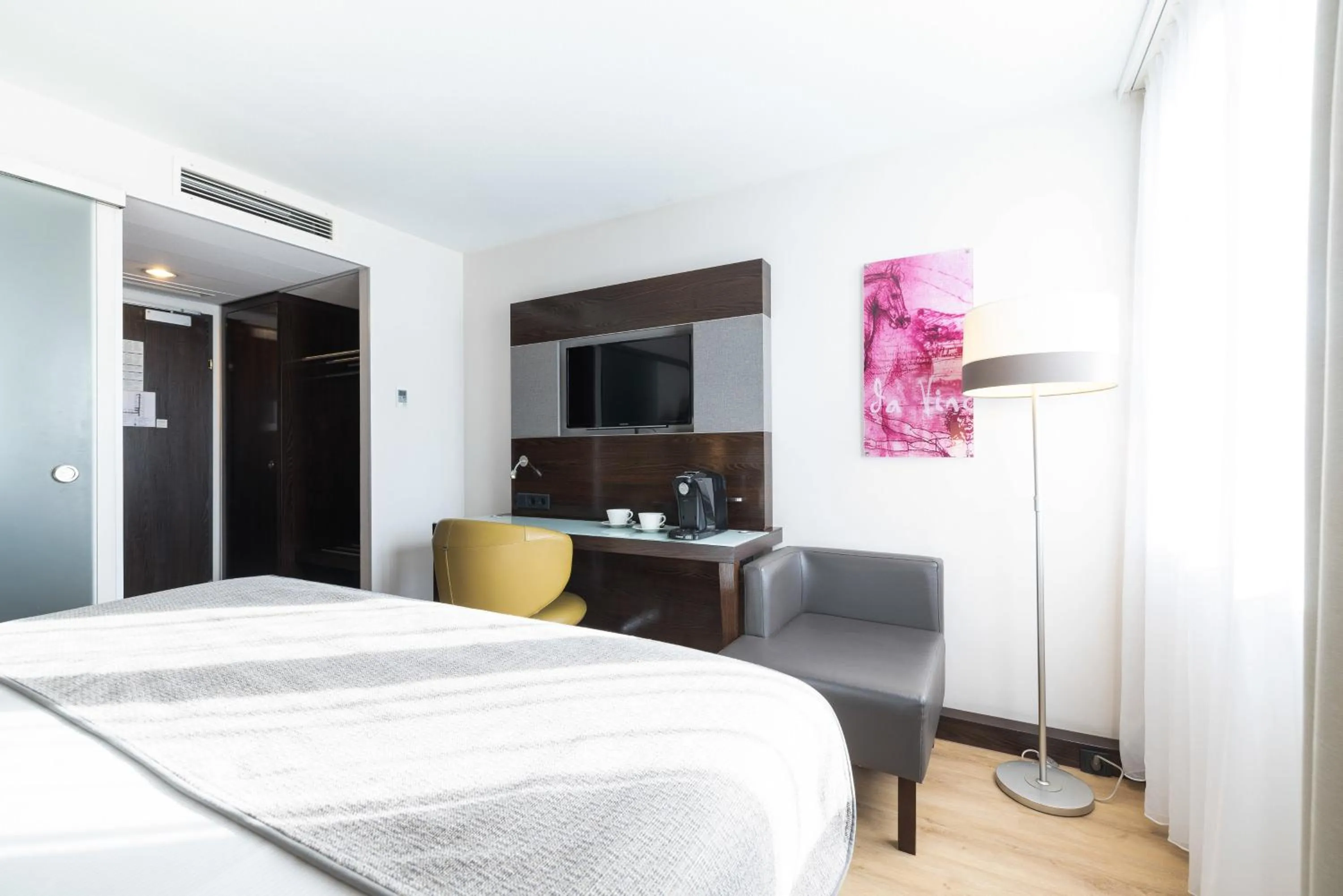 Photo of the whole room, Bed in Leonardo Vienna Westbahnhof