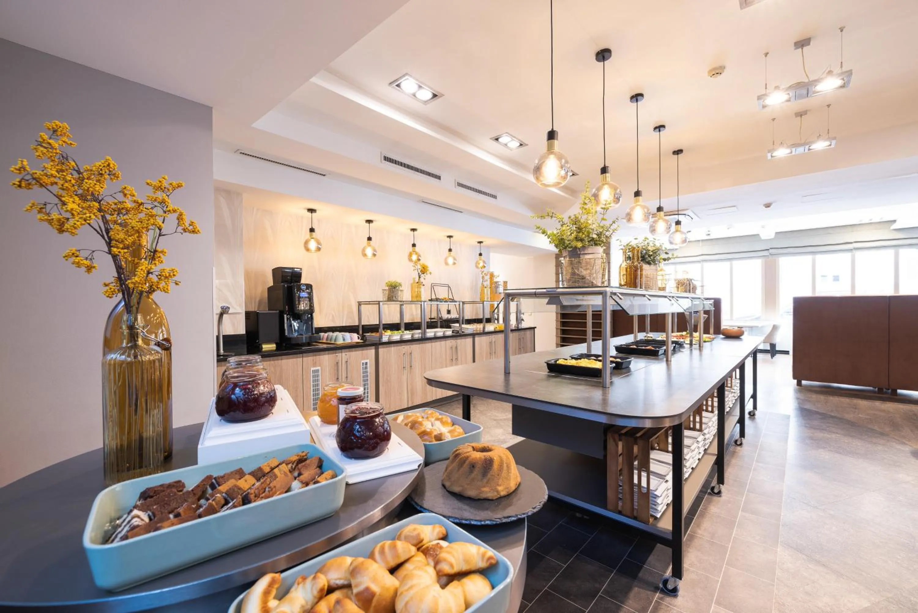 Buffet breakfast in Leonardo Vienna Westbahnhof