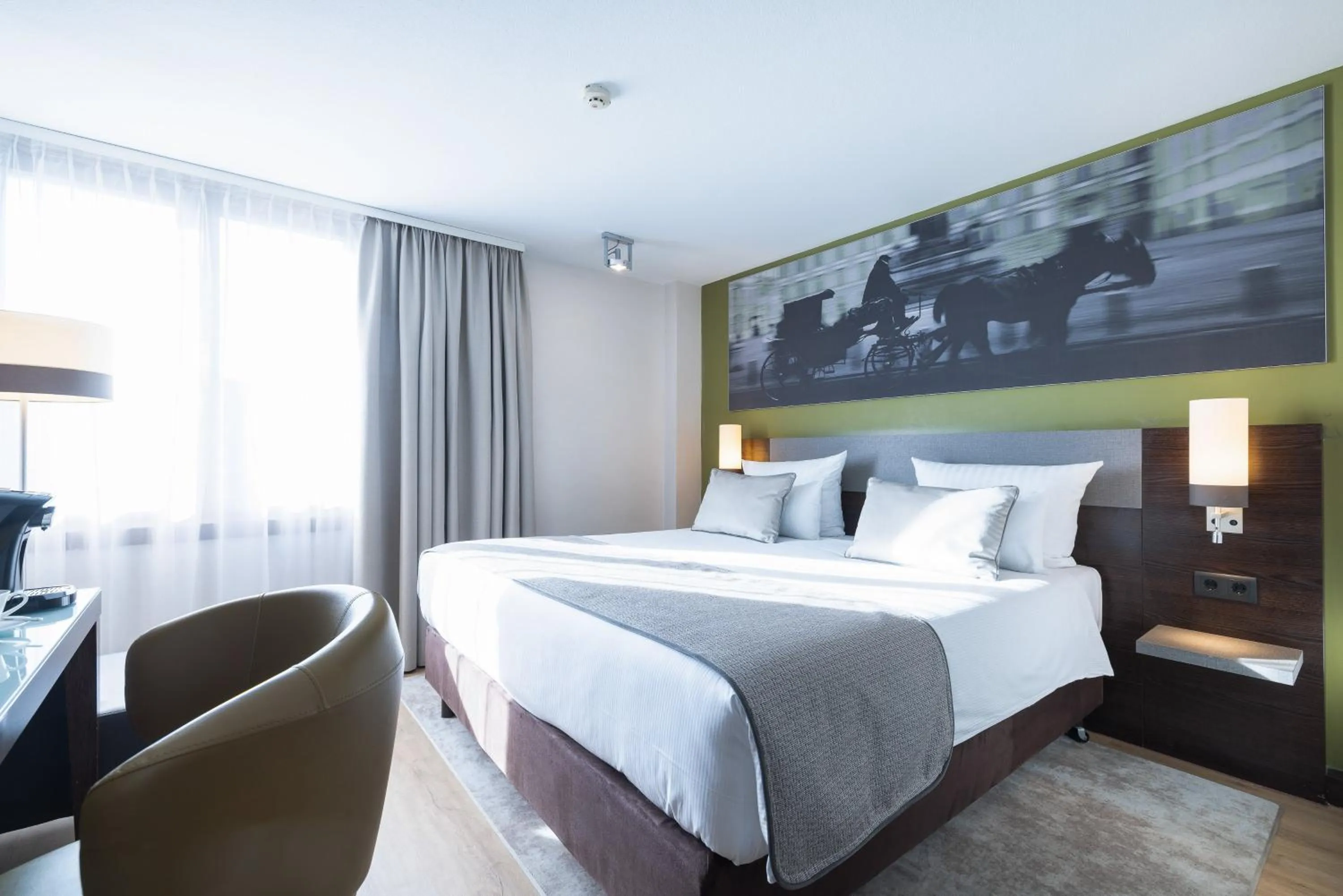 Photo of the whole room, Bed in Leonardo Vienna Westbahnhof