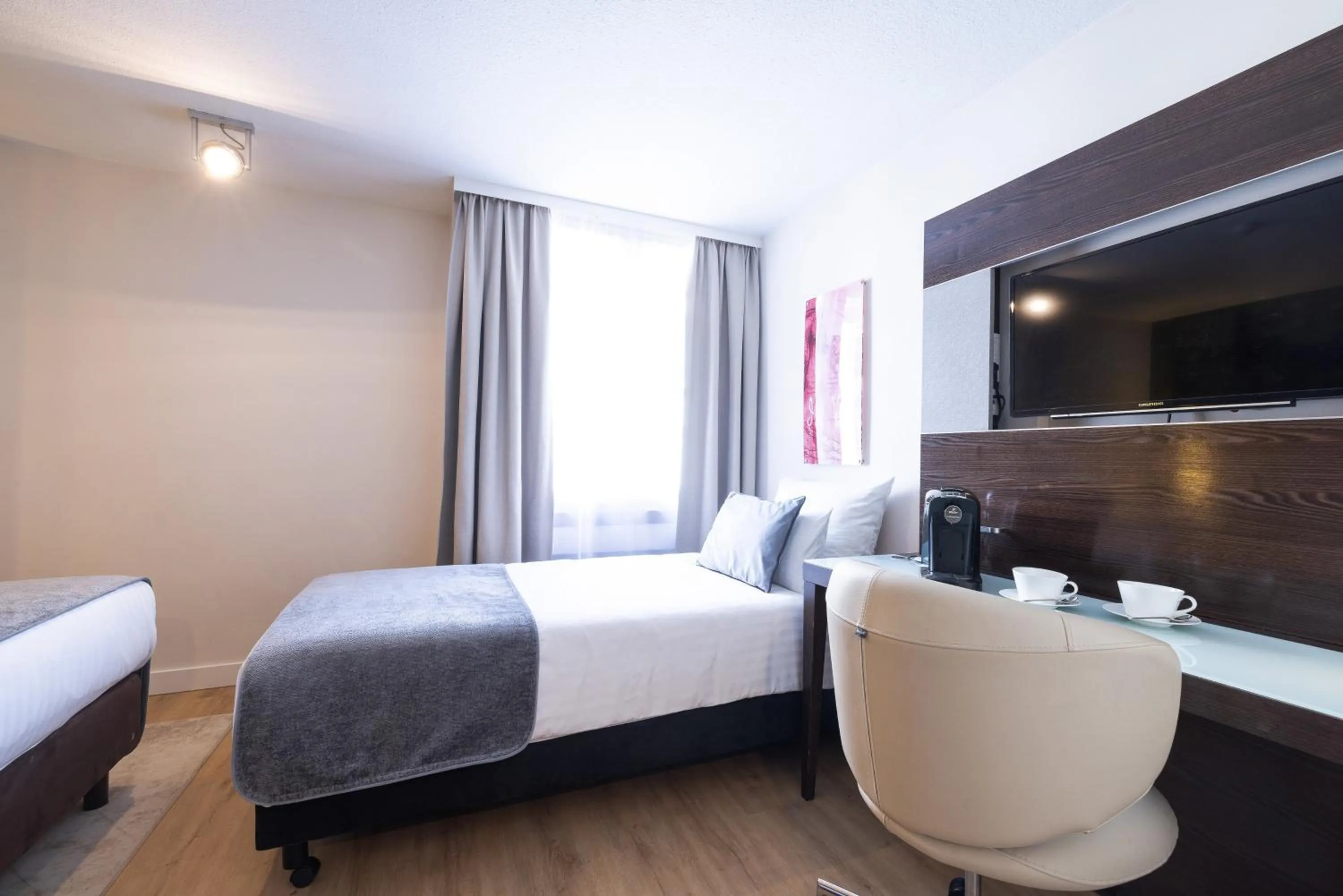 Photo of the whole room, Bed in Leonardo Vienna Westbahnhof