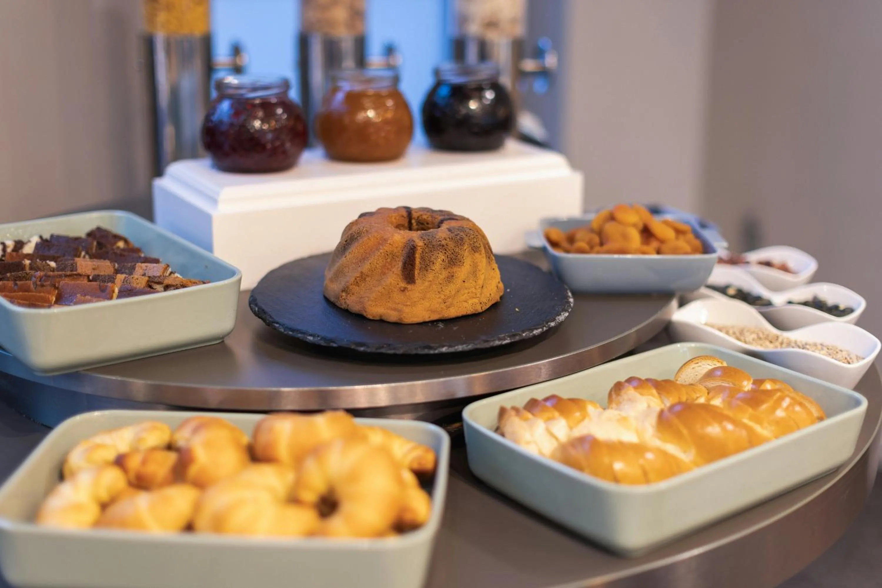 Buffet breakfast in Leonardo Vienna Westbahnhof