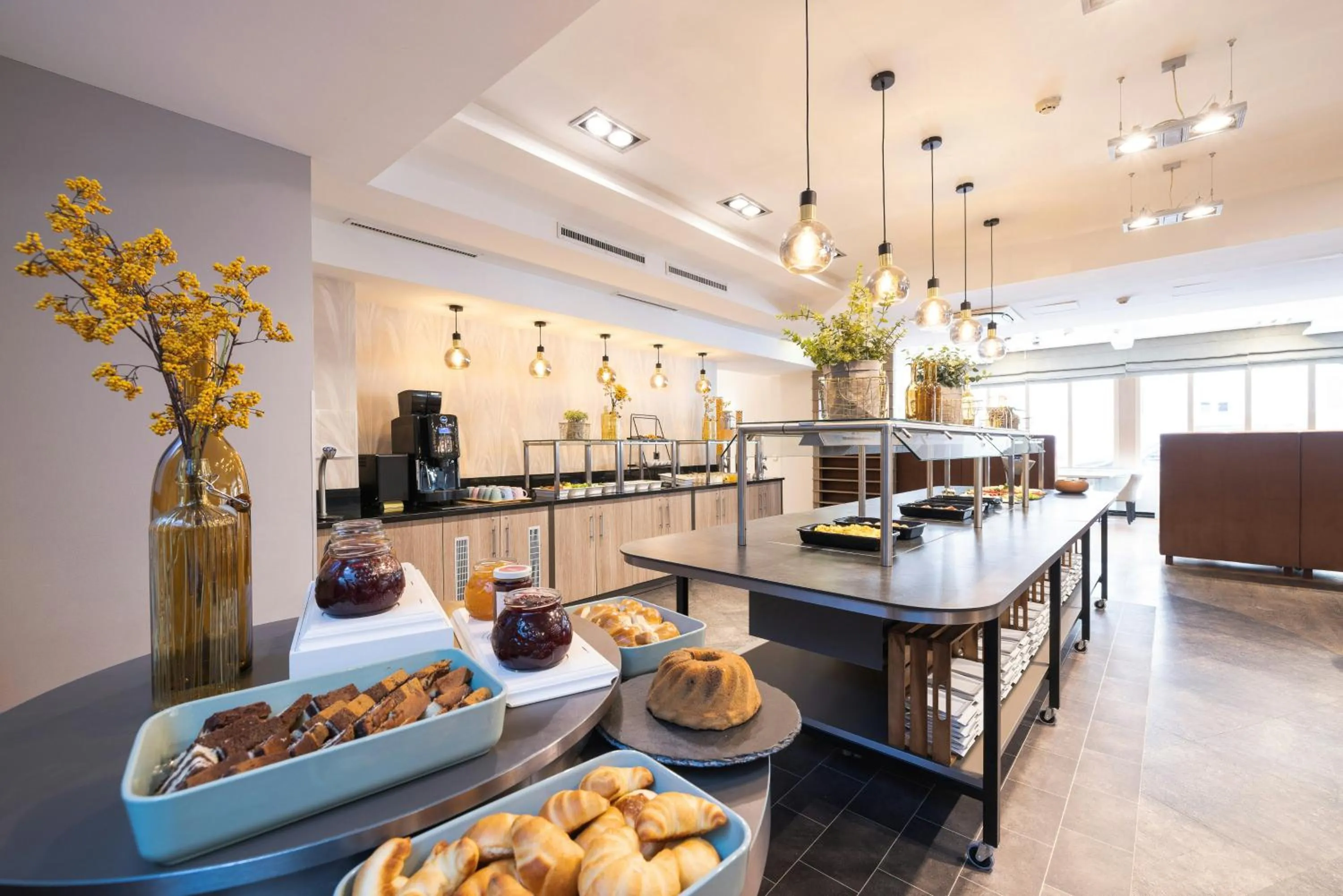 Buffet breakfast in Leonardo Vienna Westbahnhof