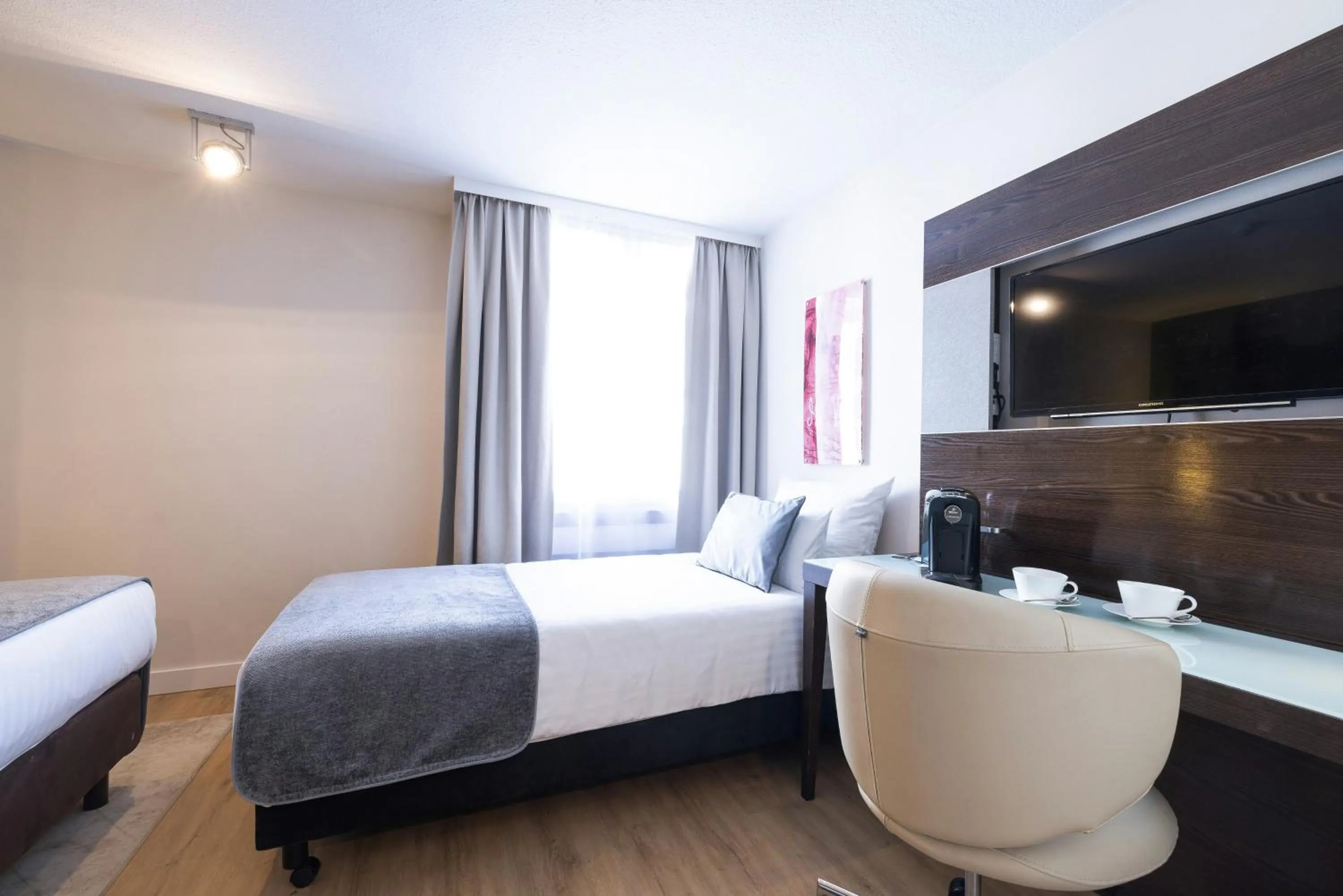 Photo of the whole room, Bed in Leonardo Vienna Westbahnhof