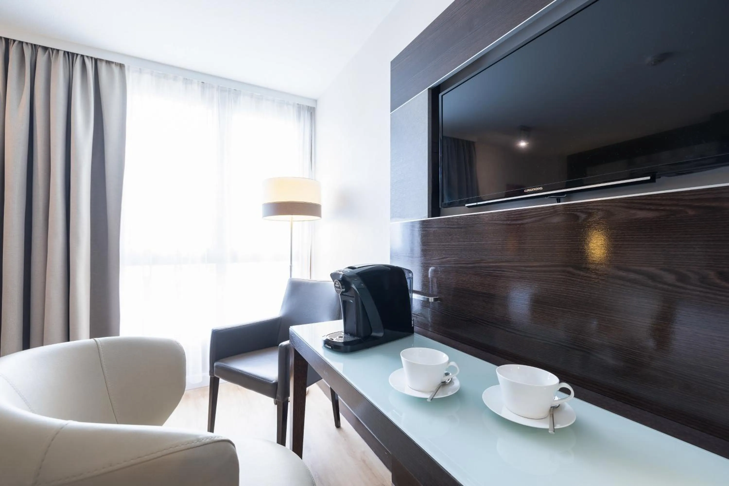 Photo of the whole room in Leonardo Vienna Westbahnhof