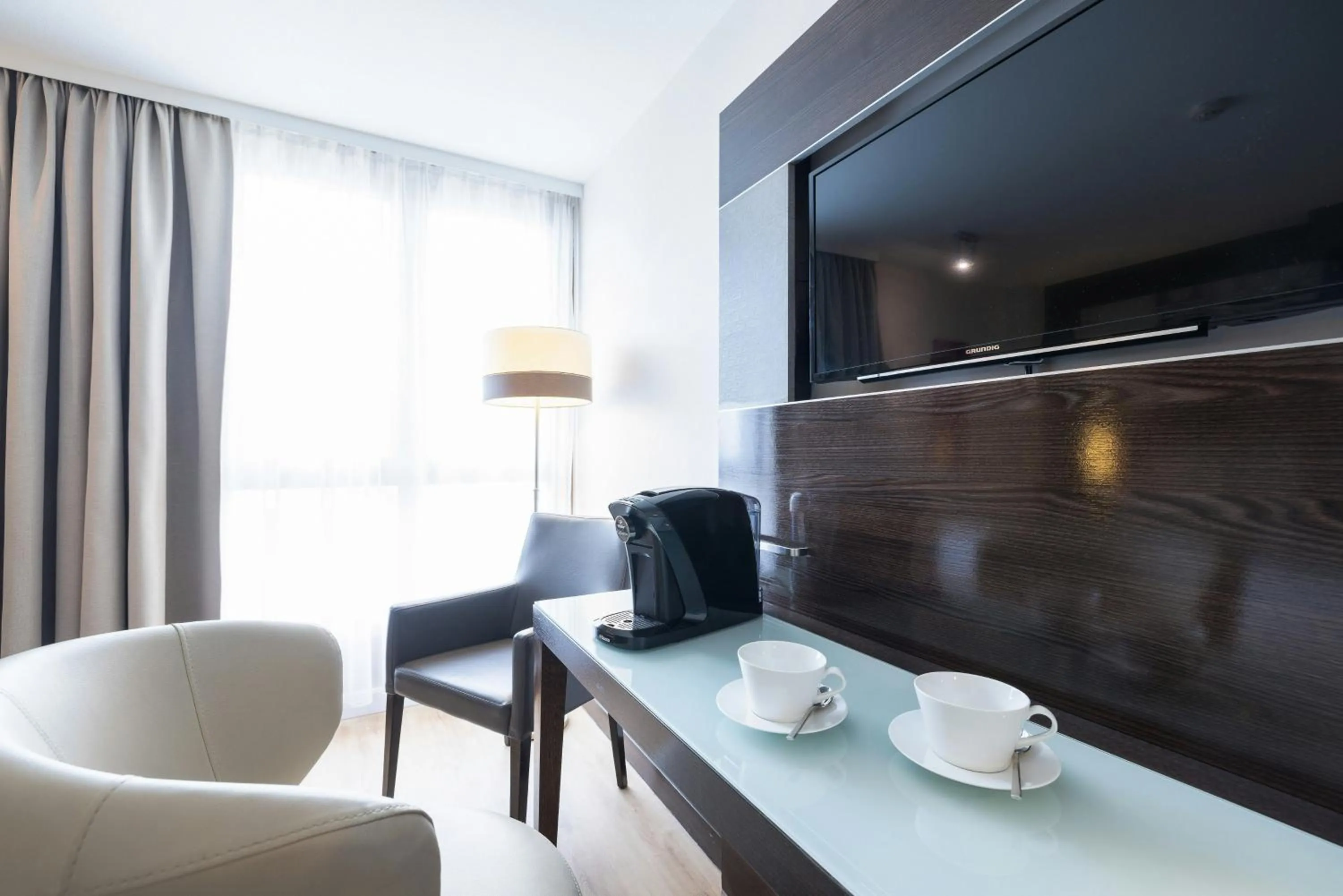 Photo of the whole room in Leonardo Vienna Westbahnhof