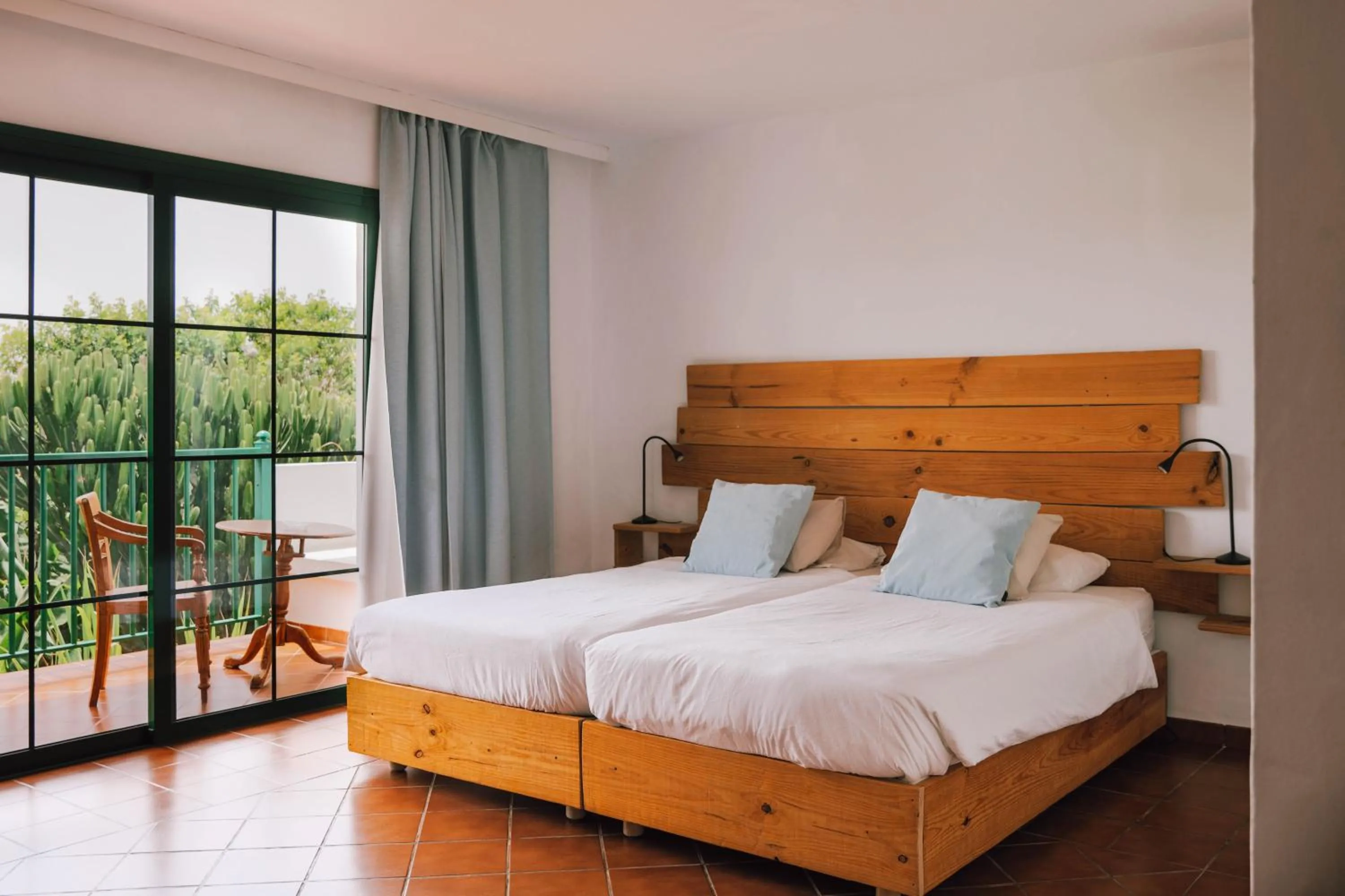 Photo of the whole room, Bed in Surfescape Fuerteventura