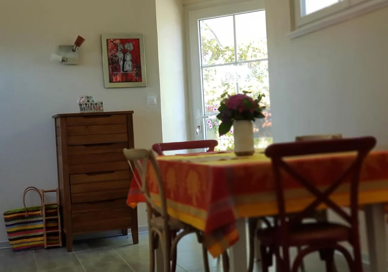 Dining area in La Roseraie