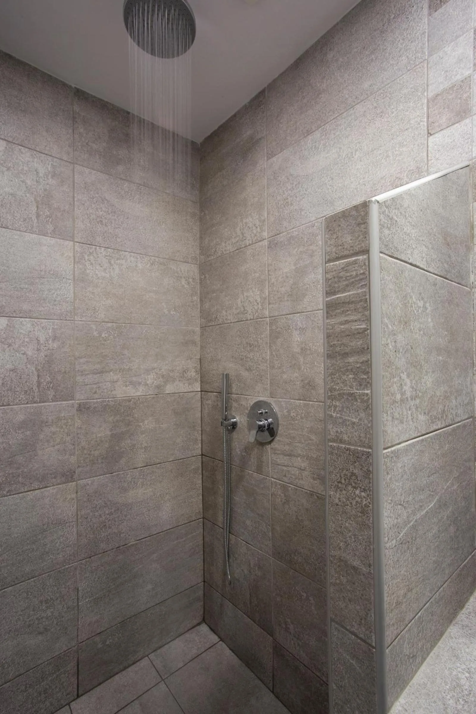 Shower in Alexandra Hotel