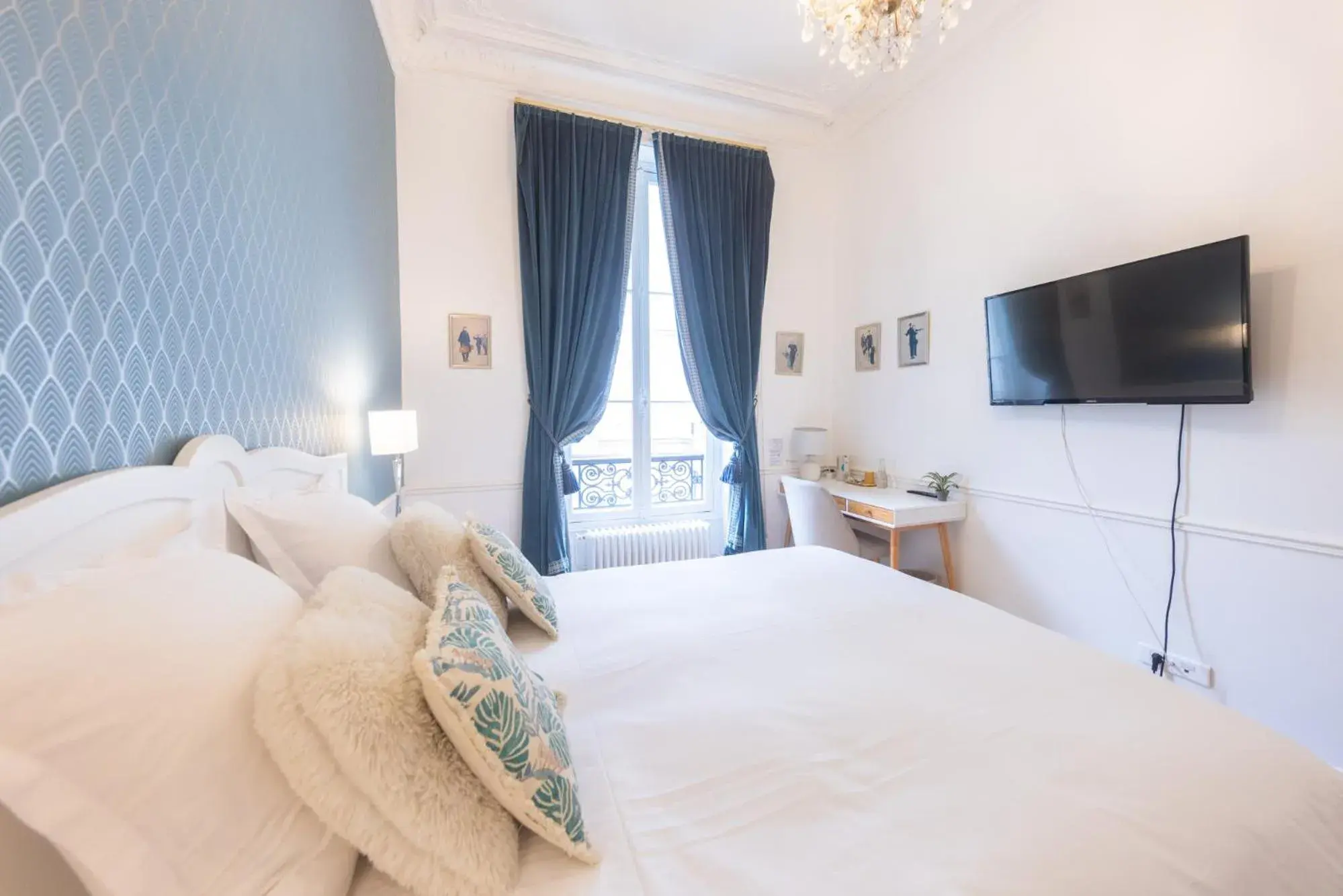 Double Room with Private Bathroom in Maison de Lignières - Guest House - Paris quartier Champs-Elysées Double Room with Private Bathroom in Maison de Lignières - Guest House - Paris quartier Champs-Elysées