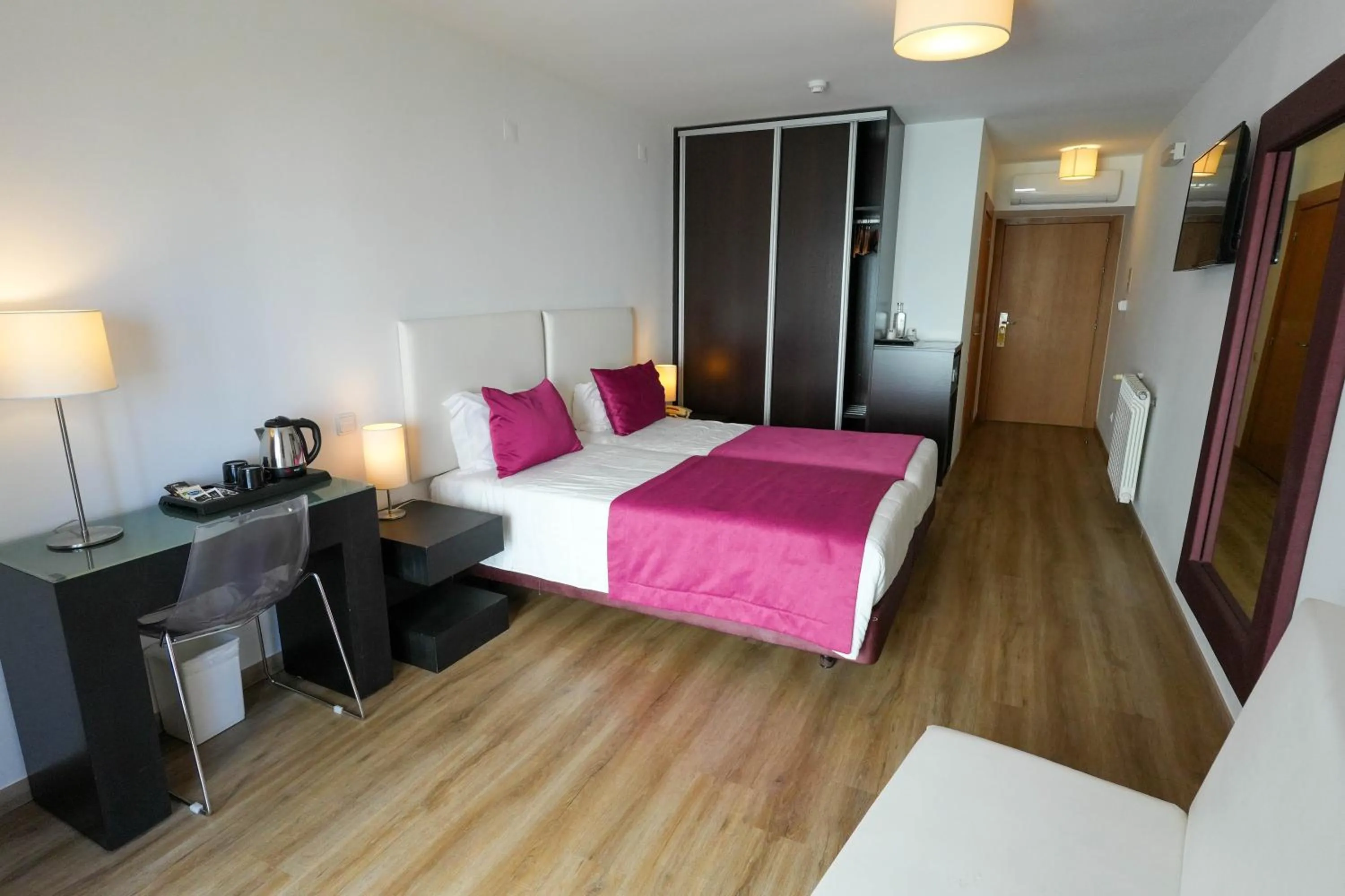 Bedroom, Bed in Miramar Hotel Spa & Apartments