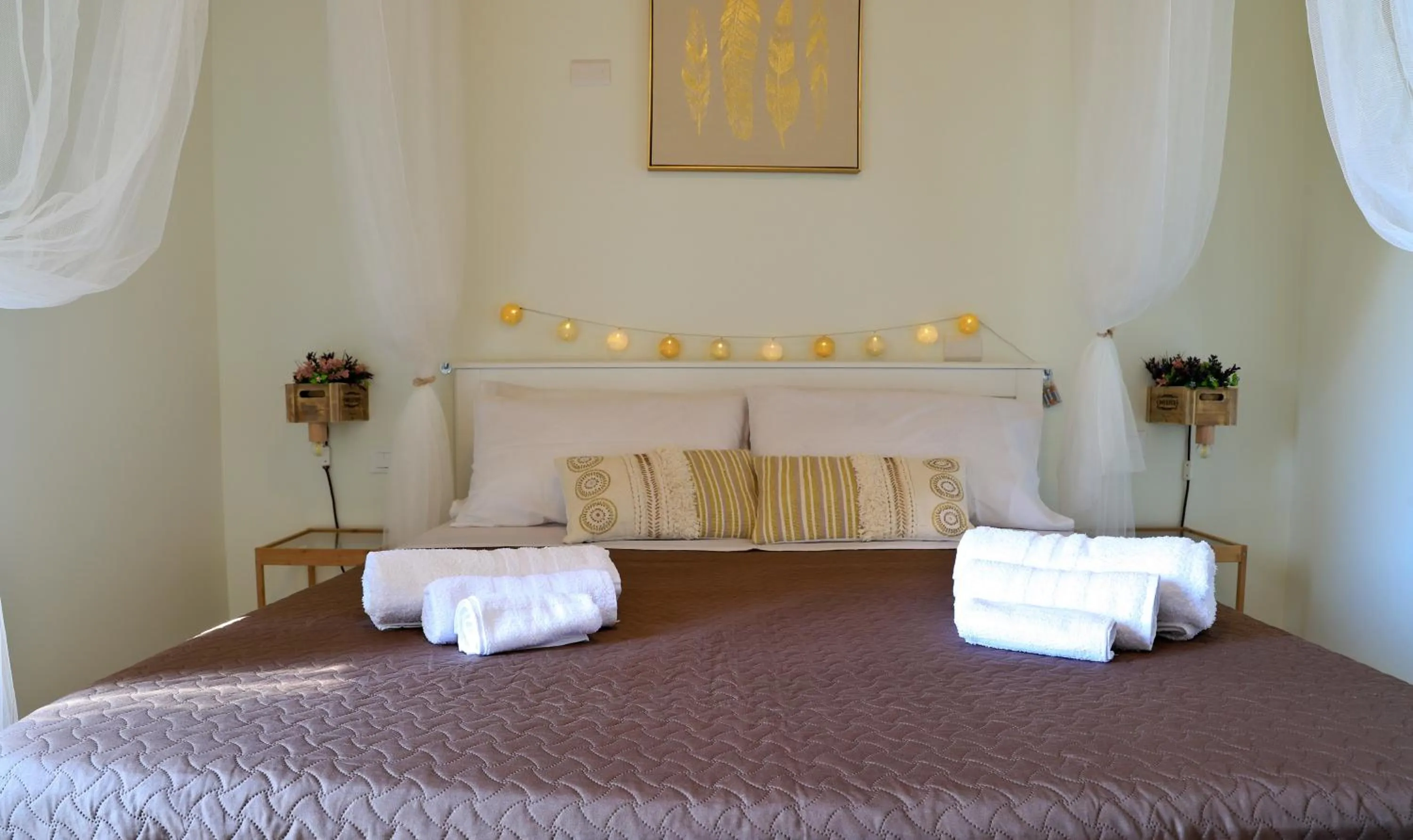 Bedroom, Bed in centruMaqueda