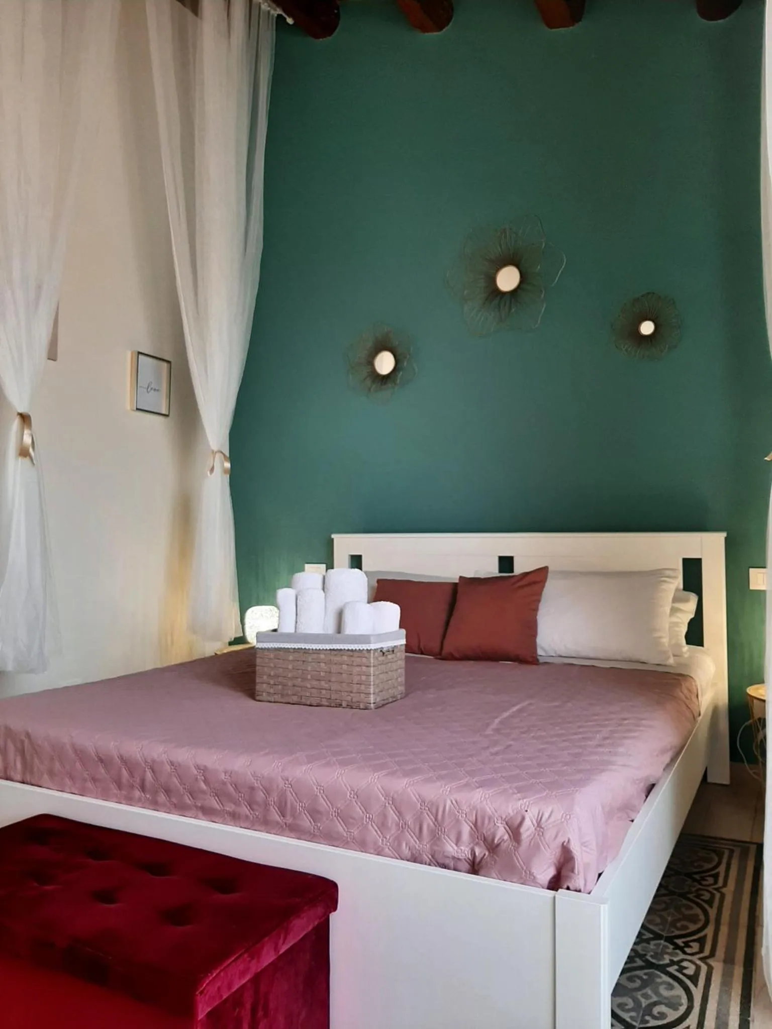 Bedroom, Bed in centruMaqueda