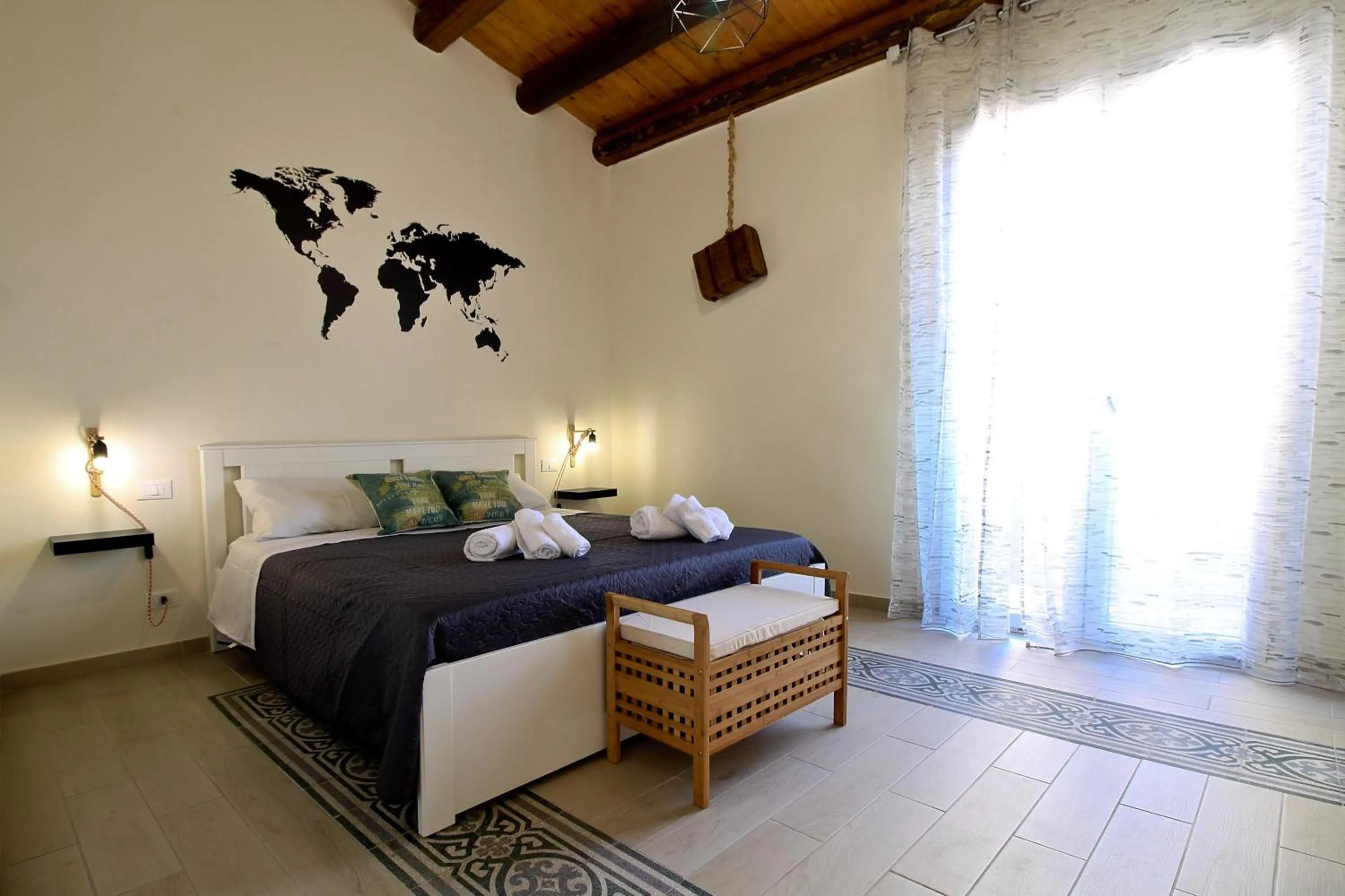 Photo of the whole room, Bed in centruMaqueda