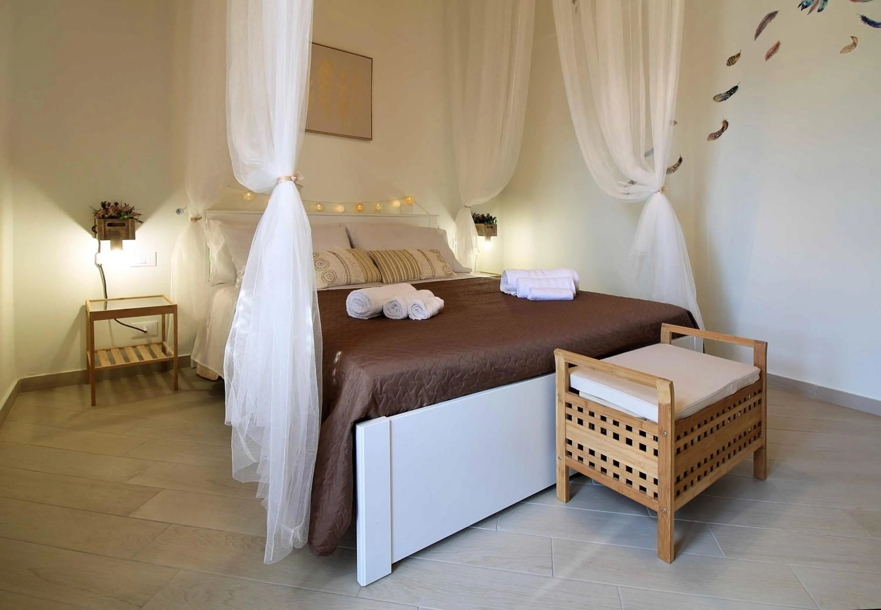 Photo of the whole room, Bed in centruMaqueda