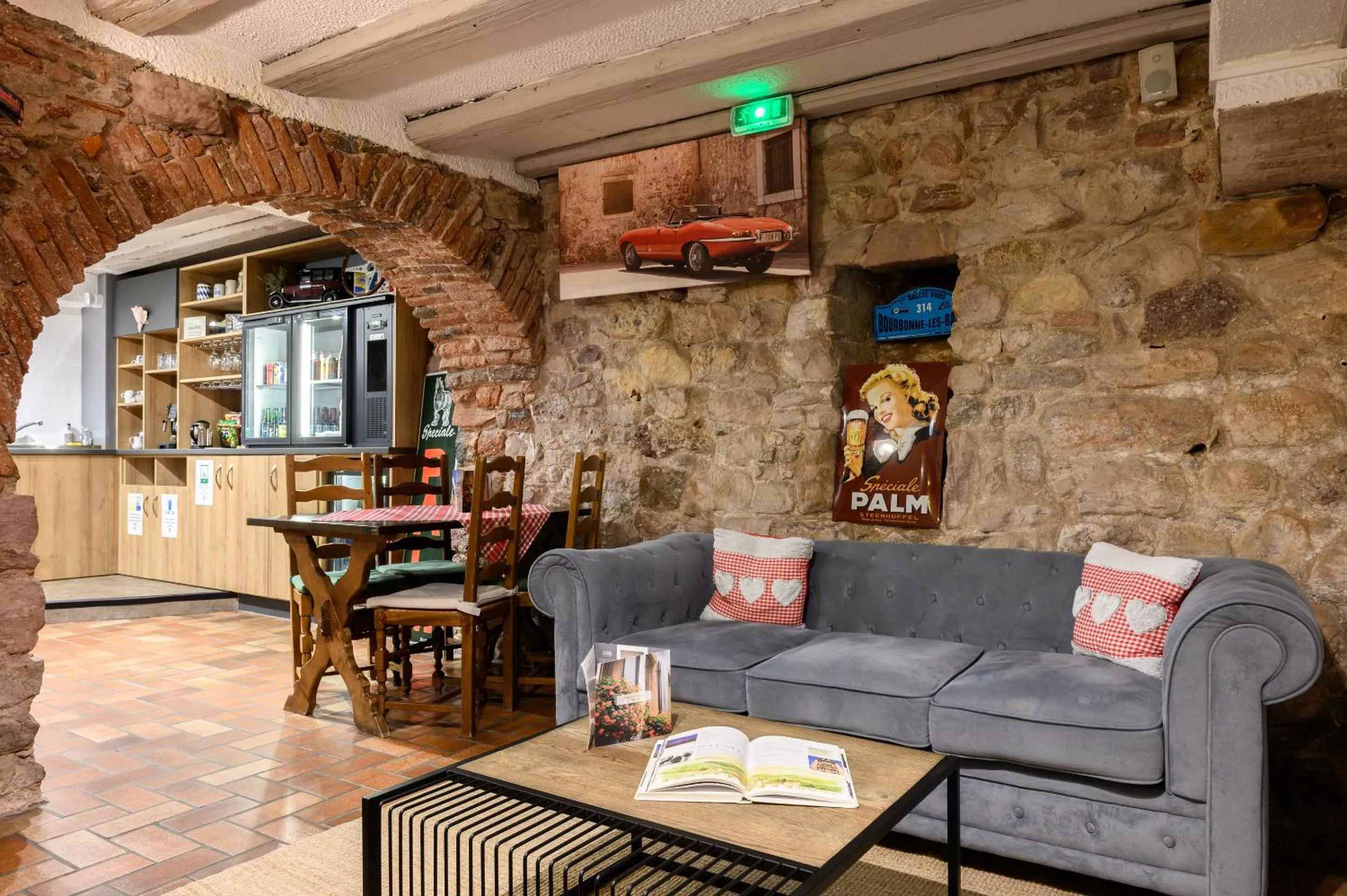 Lounge or bar in Hôtel le Saint Nicolas