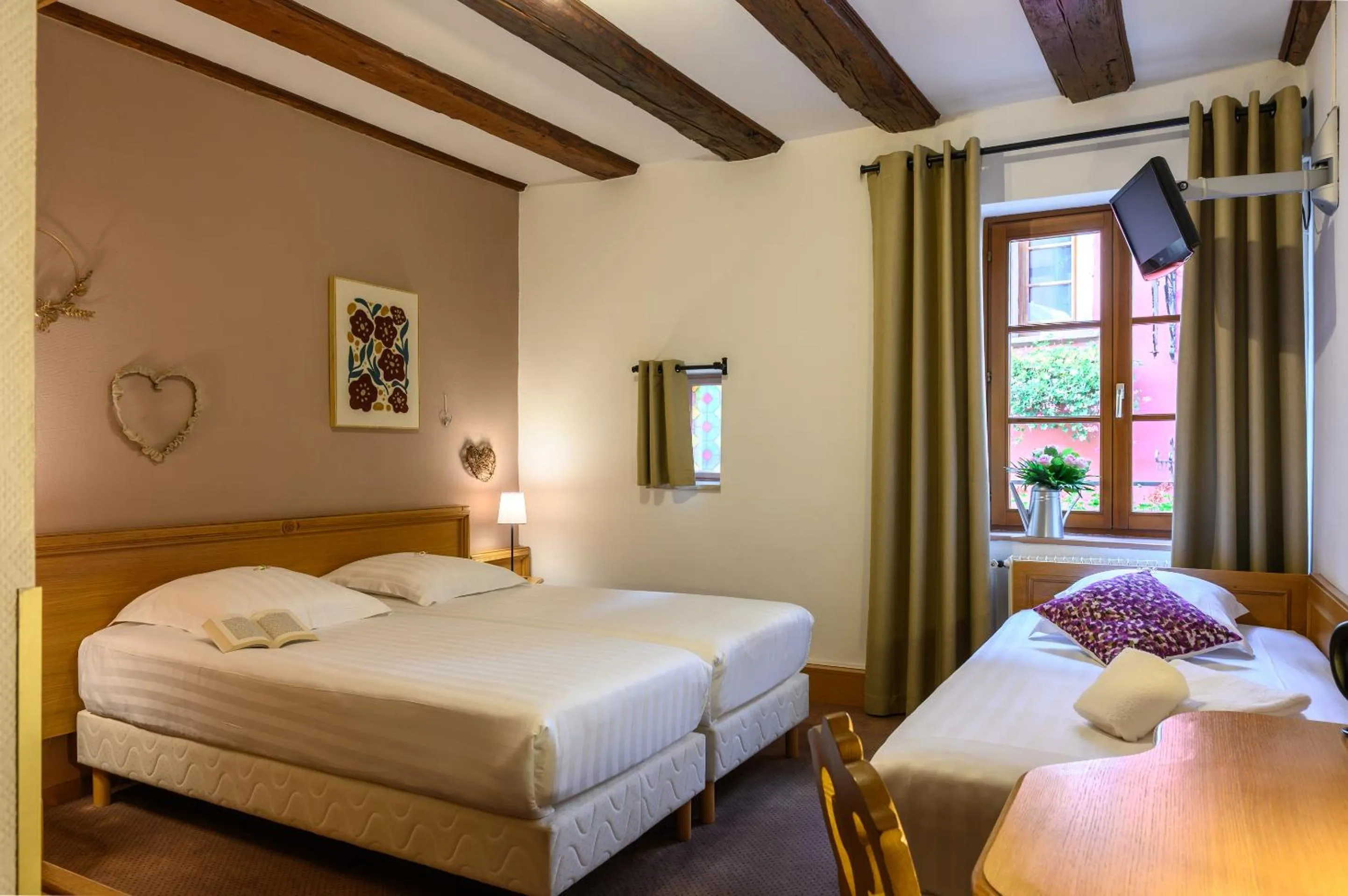 Photo of the whole room, Bed in Hôtel le Saint Nicolas