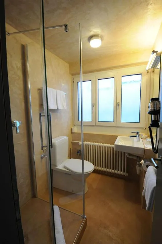 Bathroom, Bed in Hotel Limmatblick