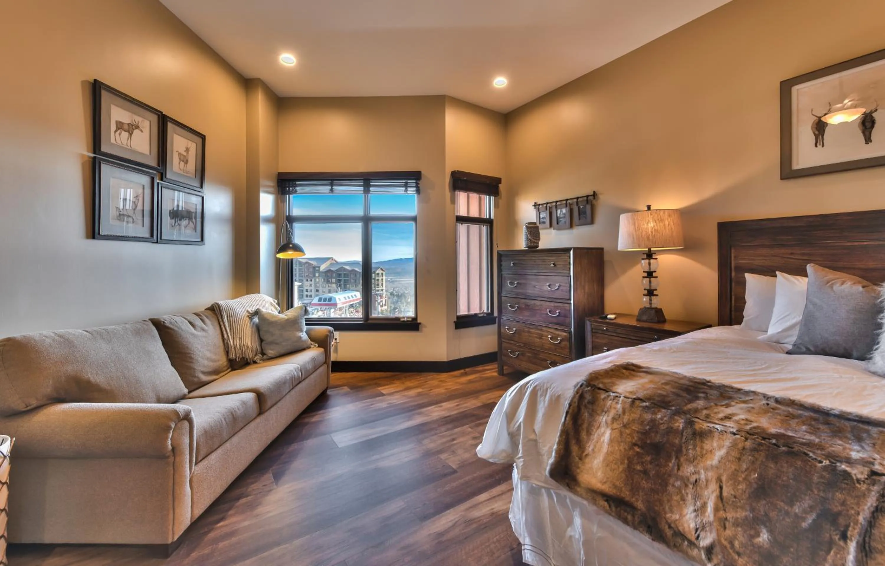 Bed in Superior Ski In Ski out, Top floor Penthouse, Pool, Hot Tubs Conde Nast Forbes Award Winner B508