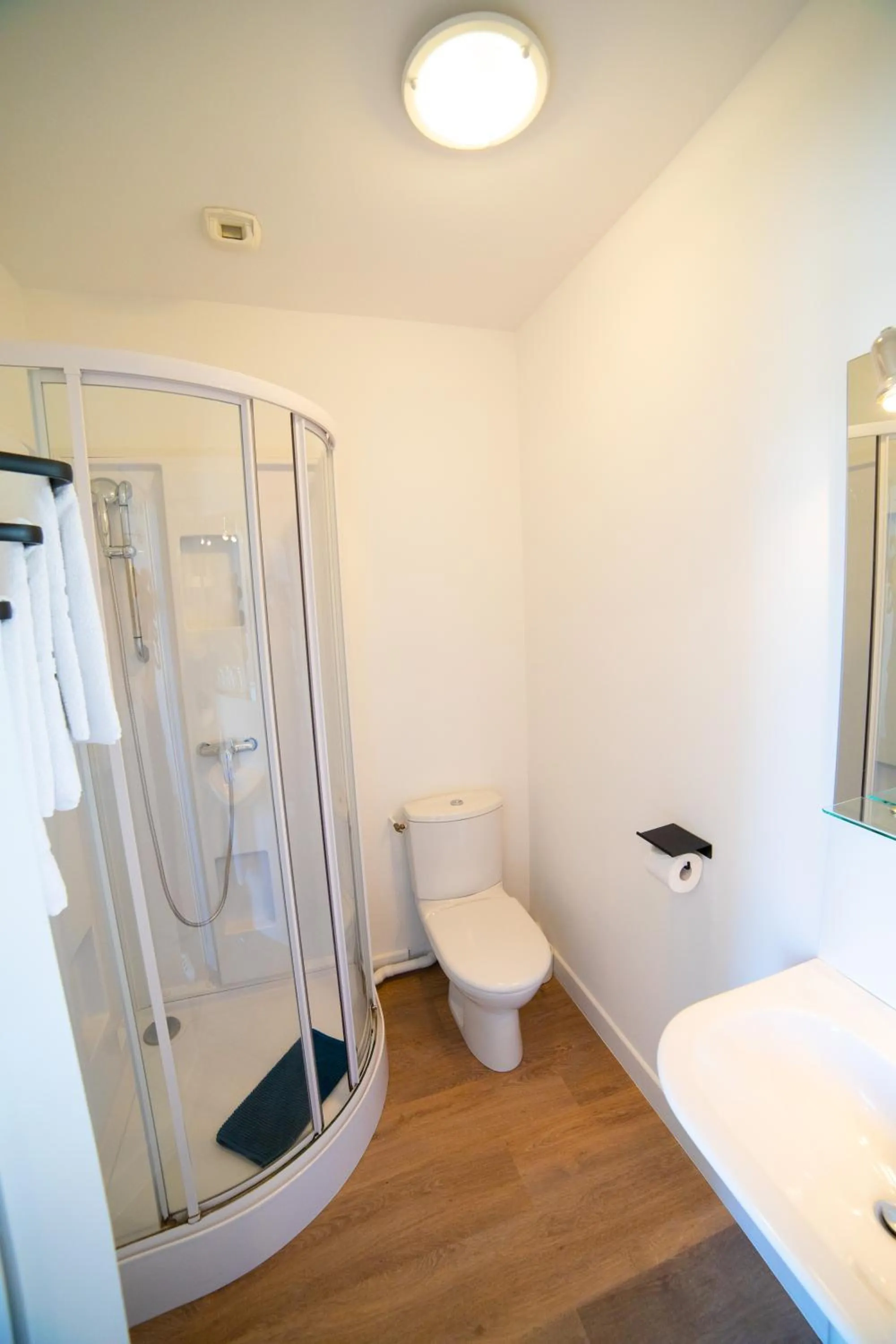 Shower in Hôtel Restaurant La Maison