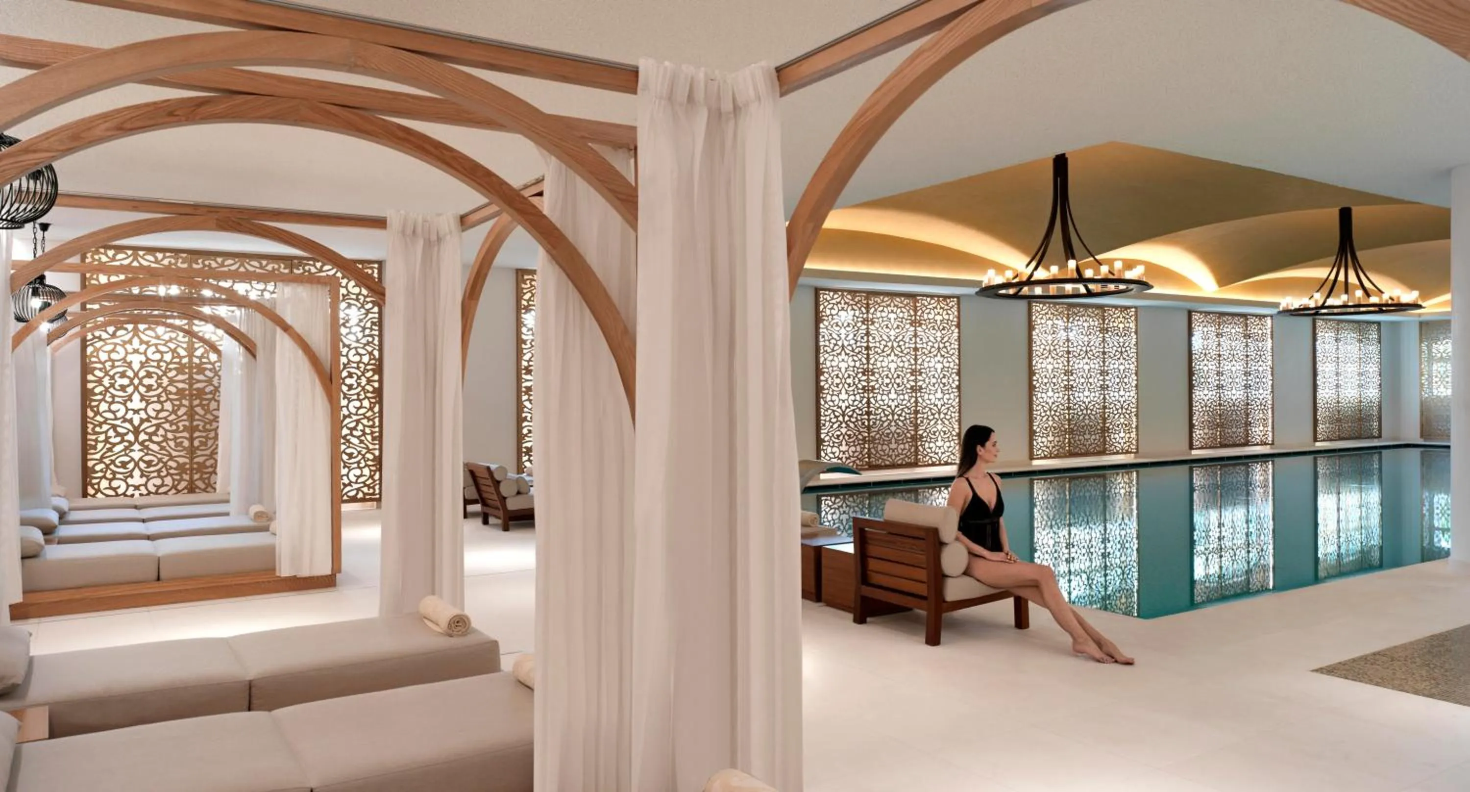 Swimming pool in Raffles The Palm