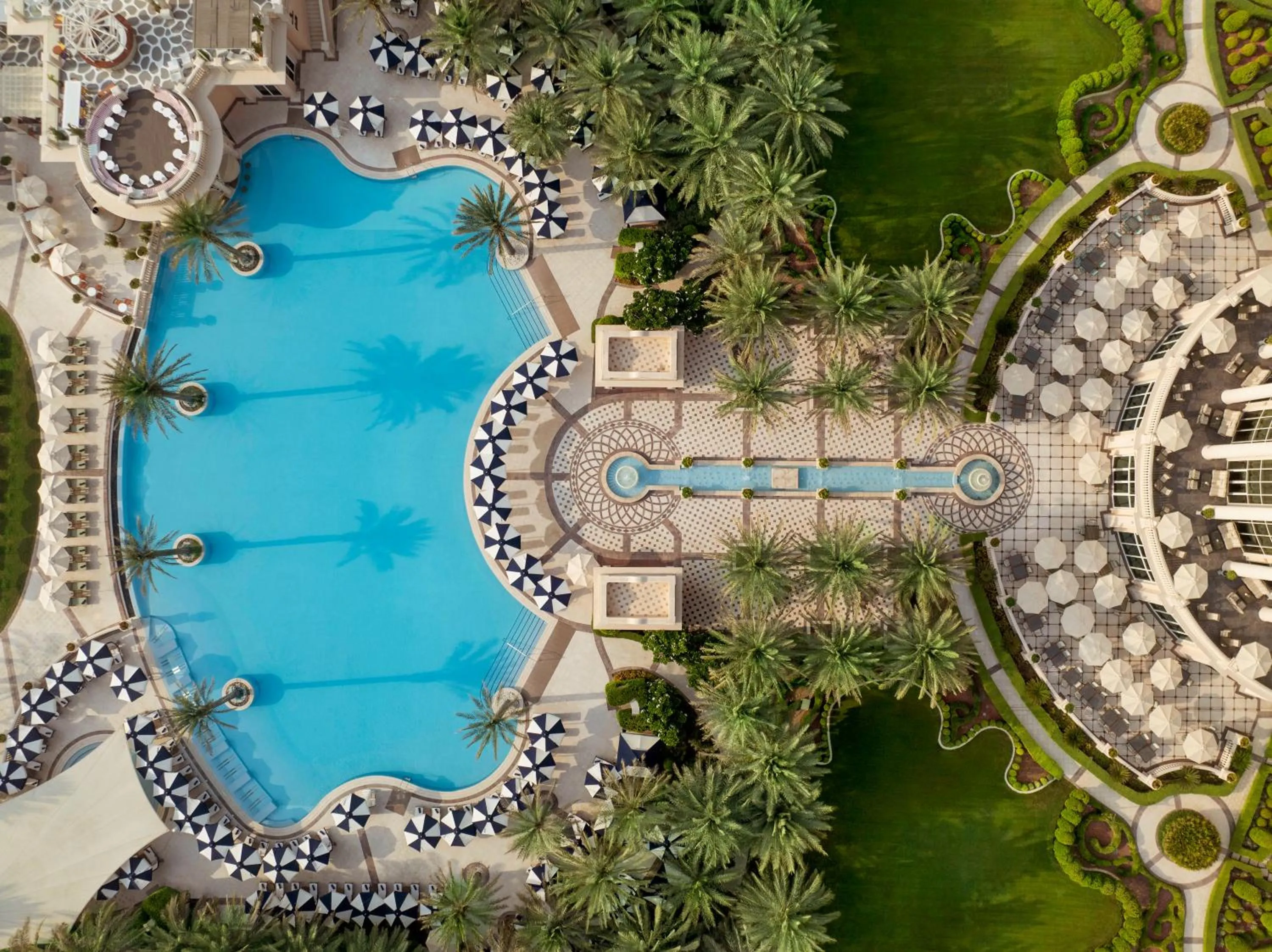 Swimming pool in Raffles The Palm