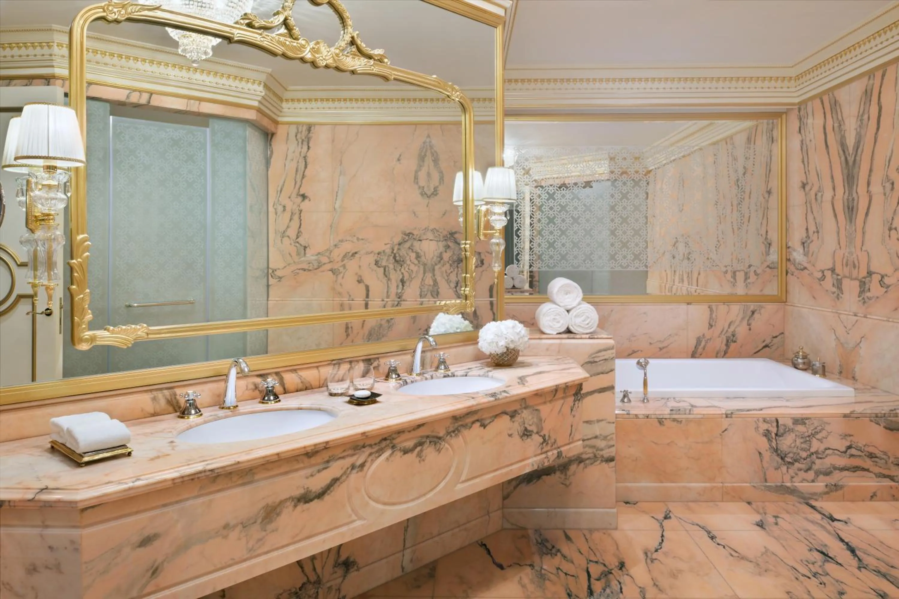 Shower in Raffles The Palm