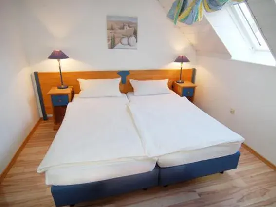 One-Bedroom Apartment (2 - single occupancy - 4 Adults) in Hotel Auf Dem Langenhof Wunstorf One-Bedroom Apartment (2 - single occupancy - 4 Adults) in Hotel Auf Dem Langenhof Wunstorf