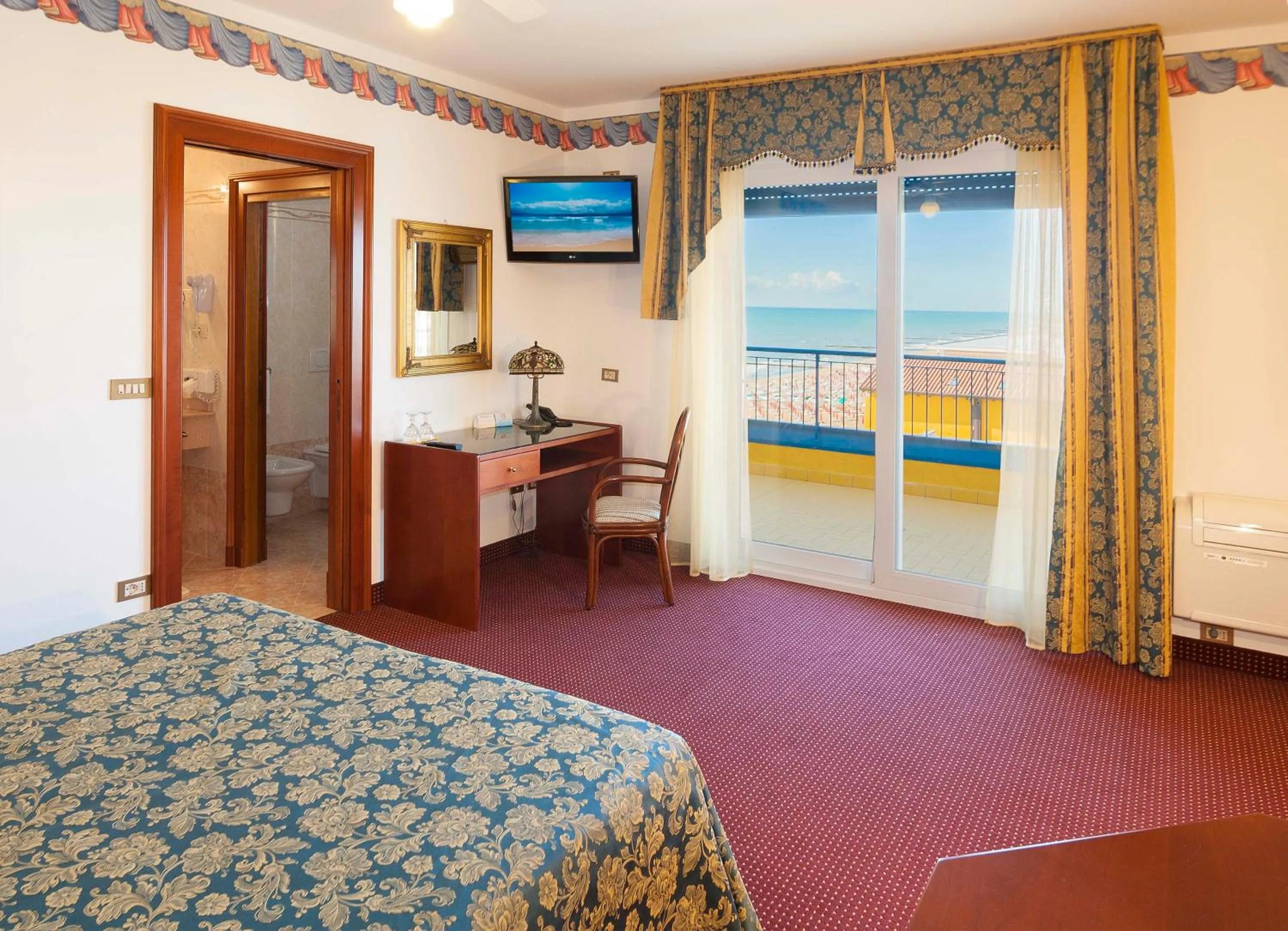 Bedroom, Bed in Hotel Napoleon