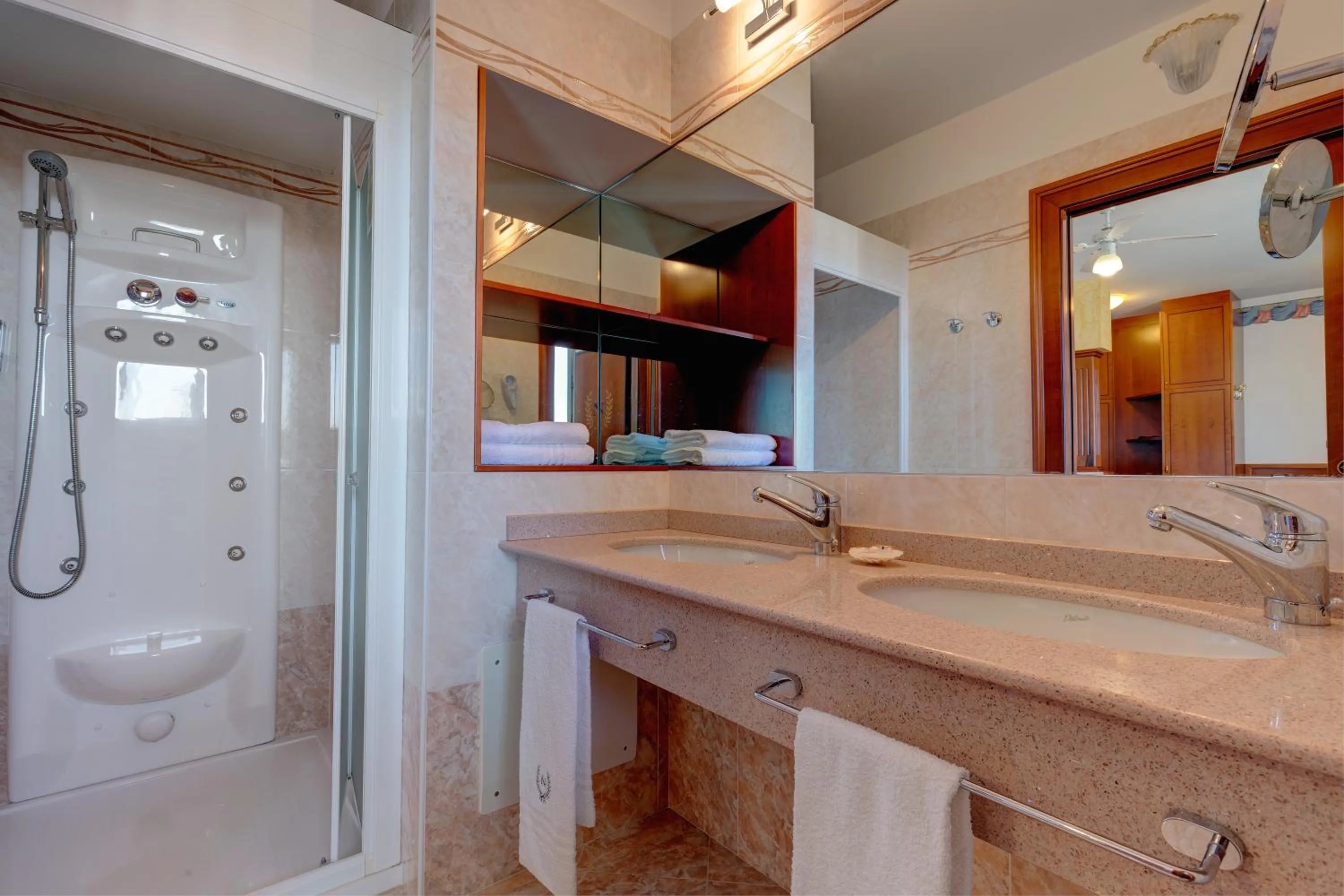 Shower in Hotel Napoleon