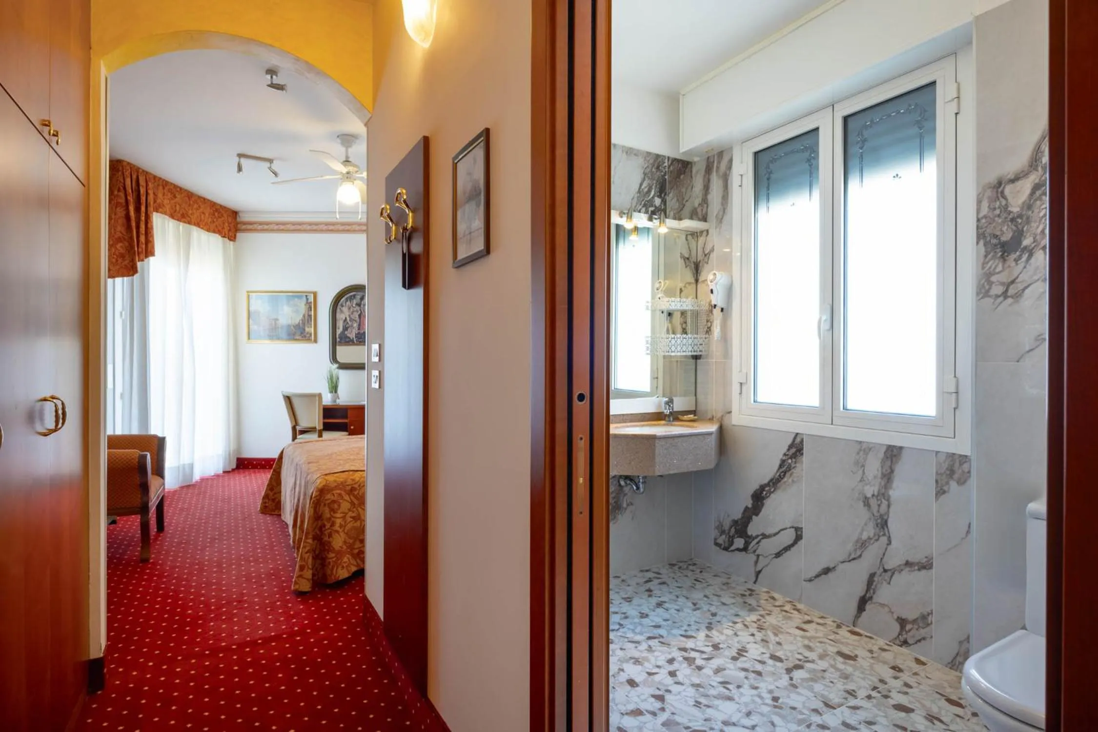 Bathroom, Bed in Hotel Napoleon
