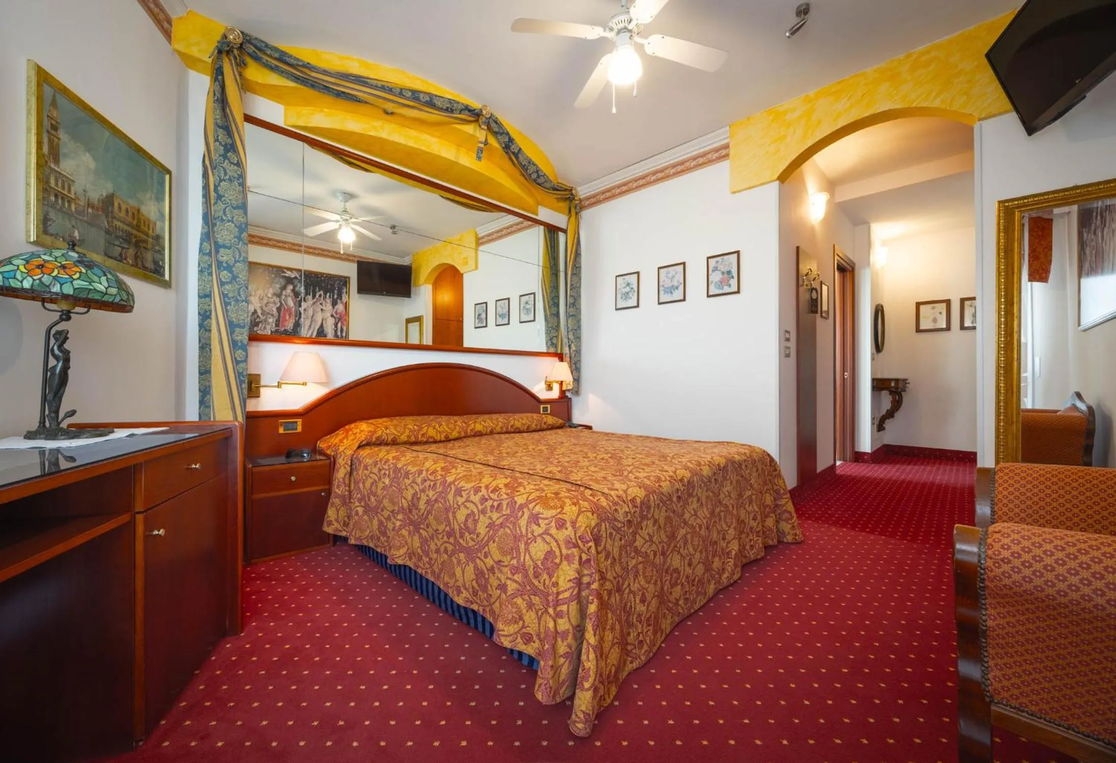 Bedroom, Bed in Hotel Napoleon