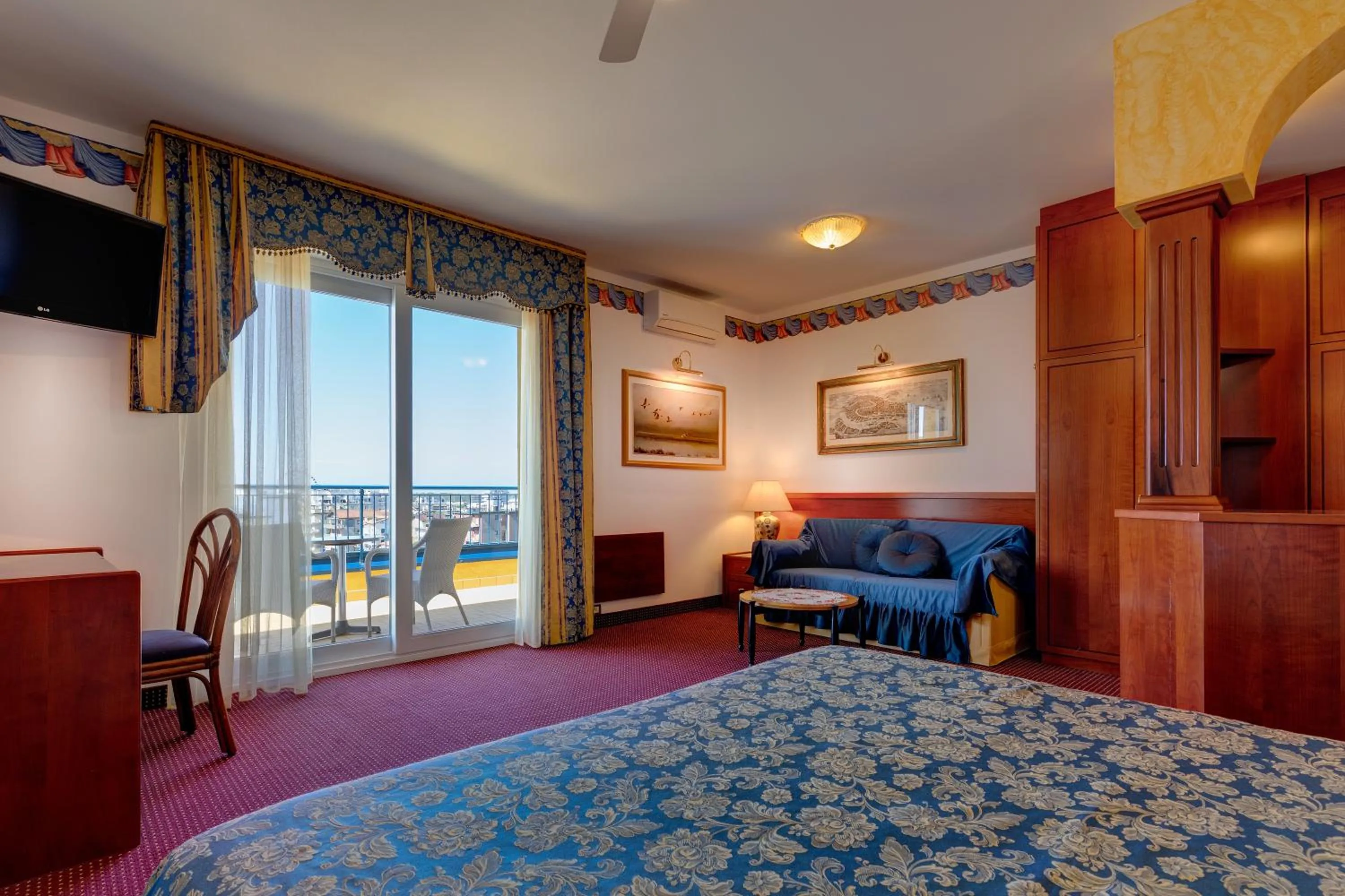 Living room, Bed in Hotel Napoleon