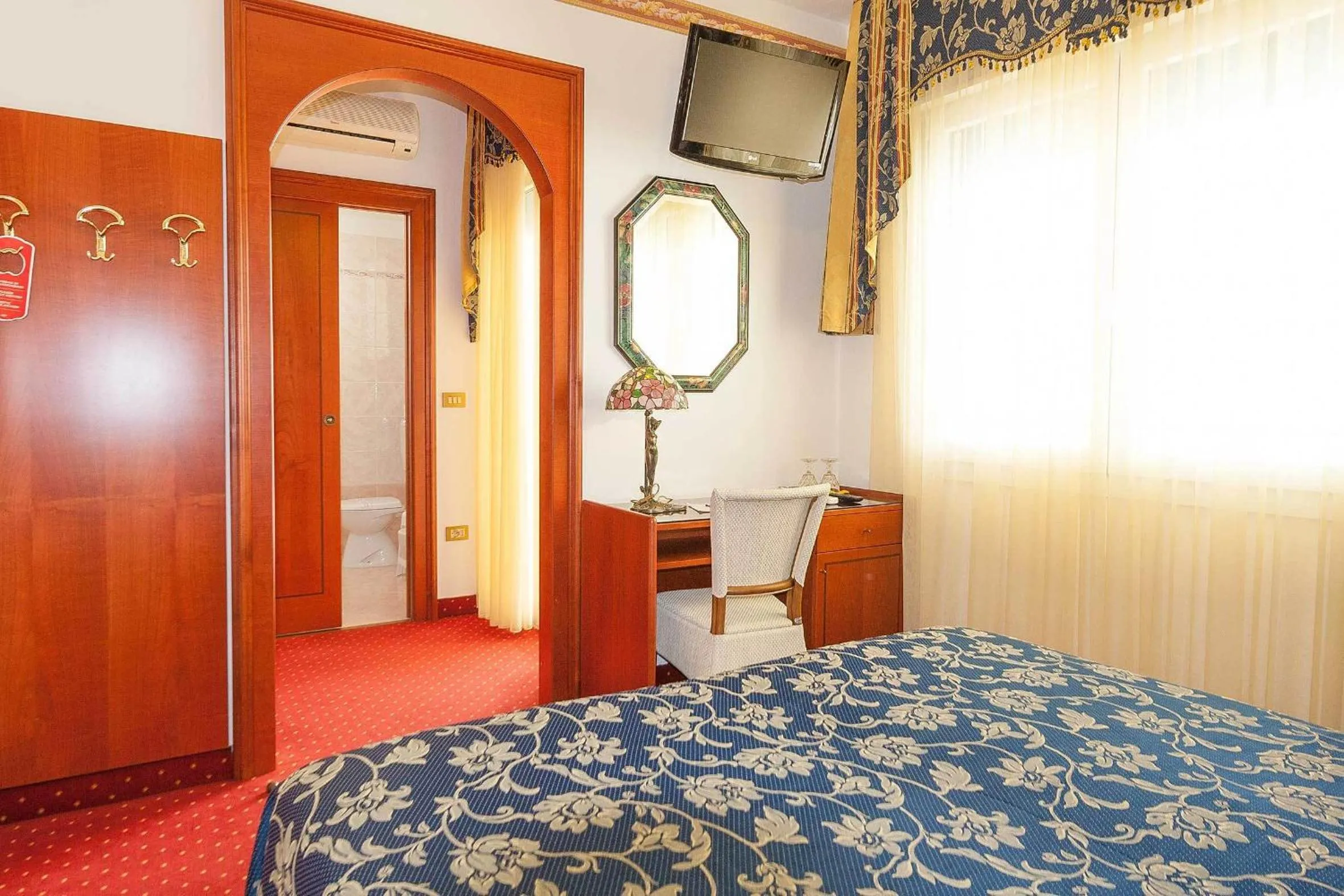 Bed in Hotel Napoleon