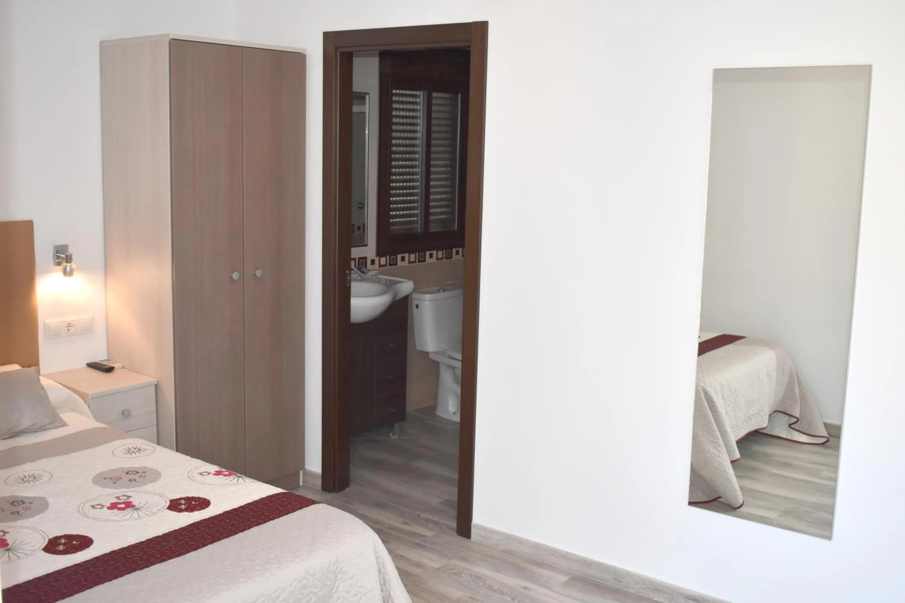 Bathroom, Bed in Iznájar Suites