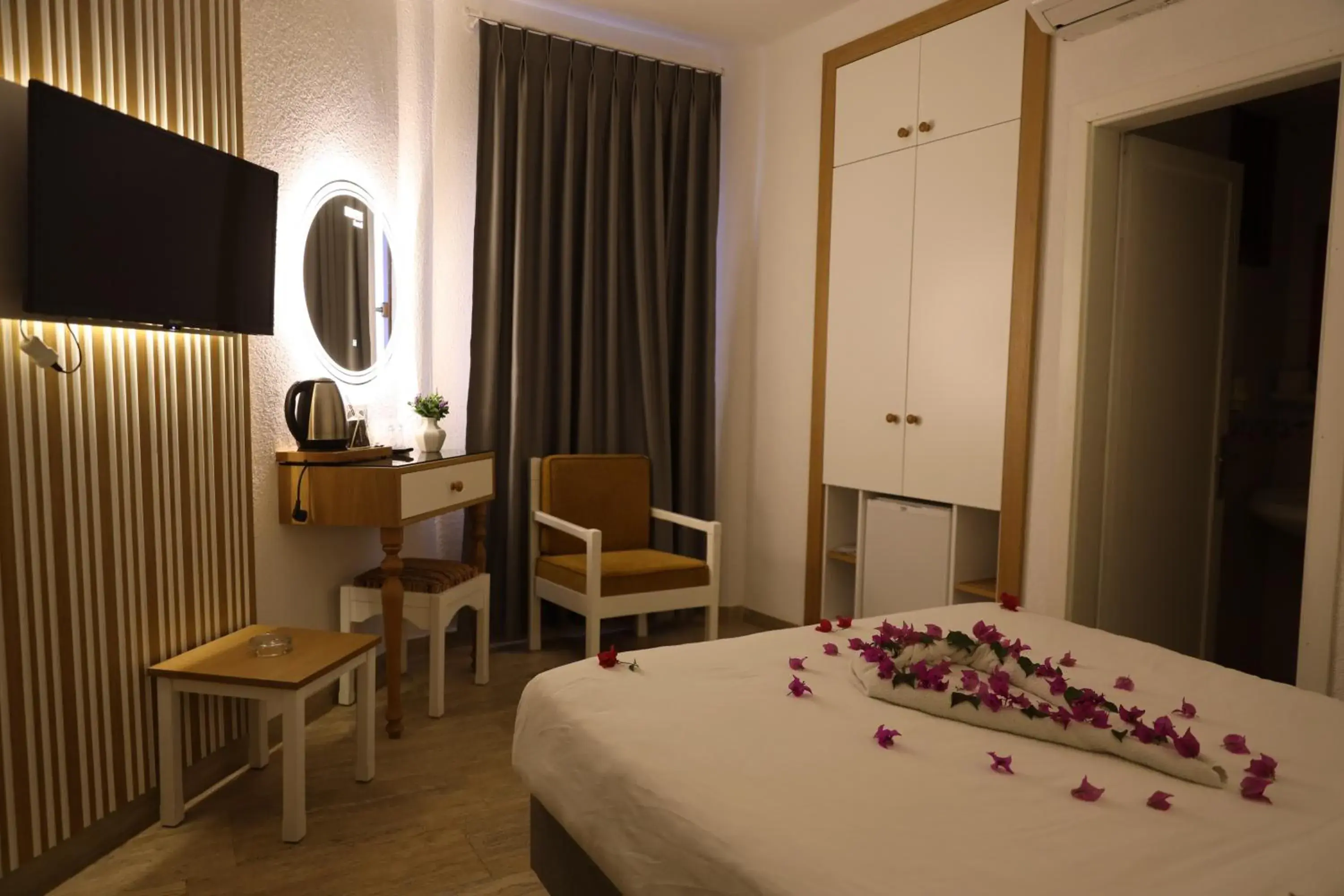 Massage, Bed in Eden Hotel Massage, Bed in Eden Hotel