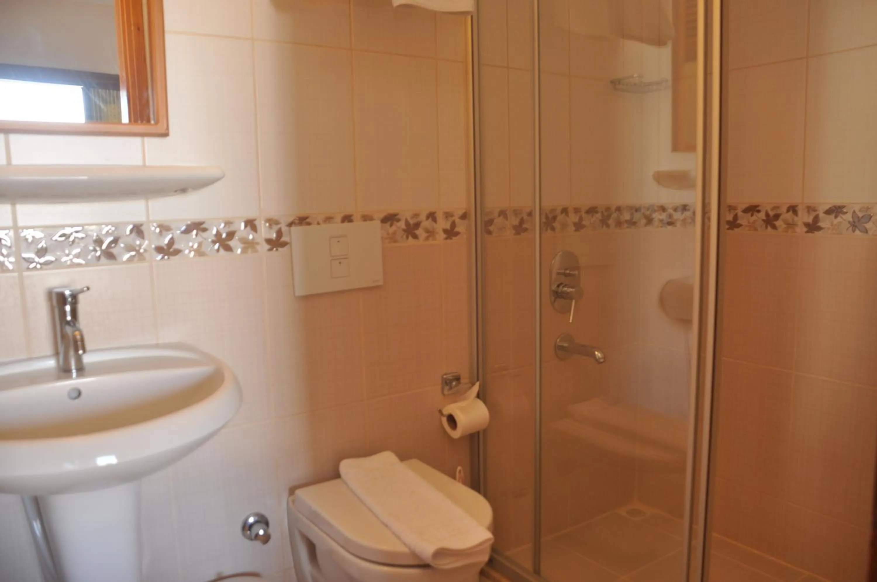 Shower in Eden Hotel