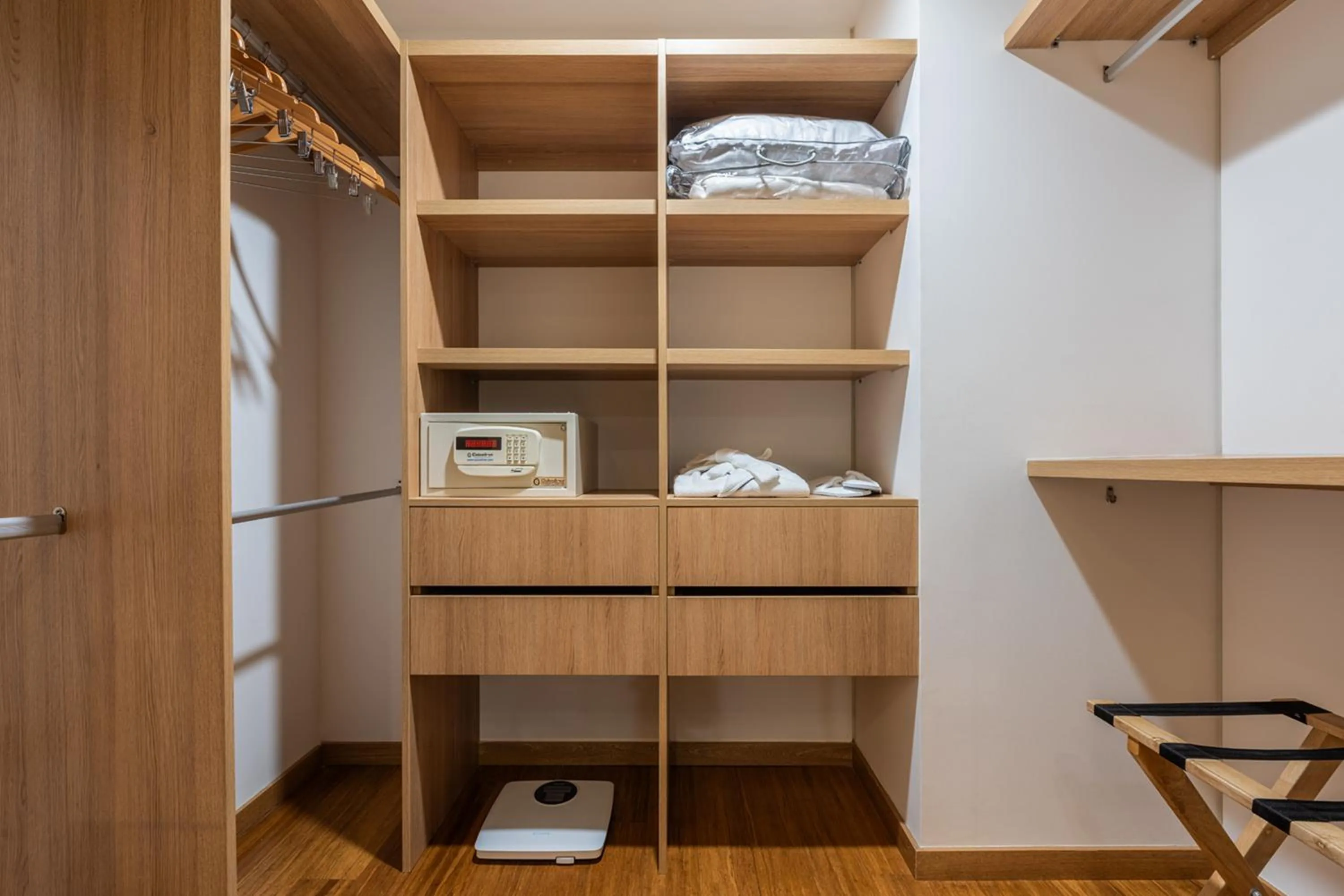 safe, Bed in Estelar La Torre Suites