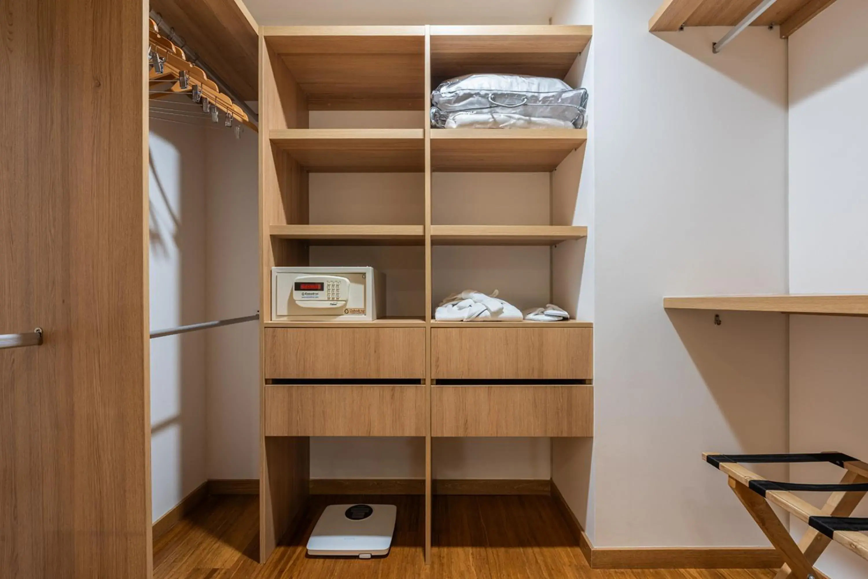 safe, Bed in Estelar La Torre Suites safe, Bed in Estelar La Torre Suites