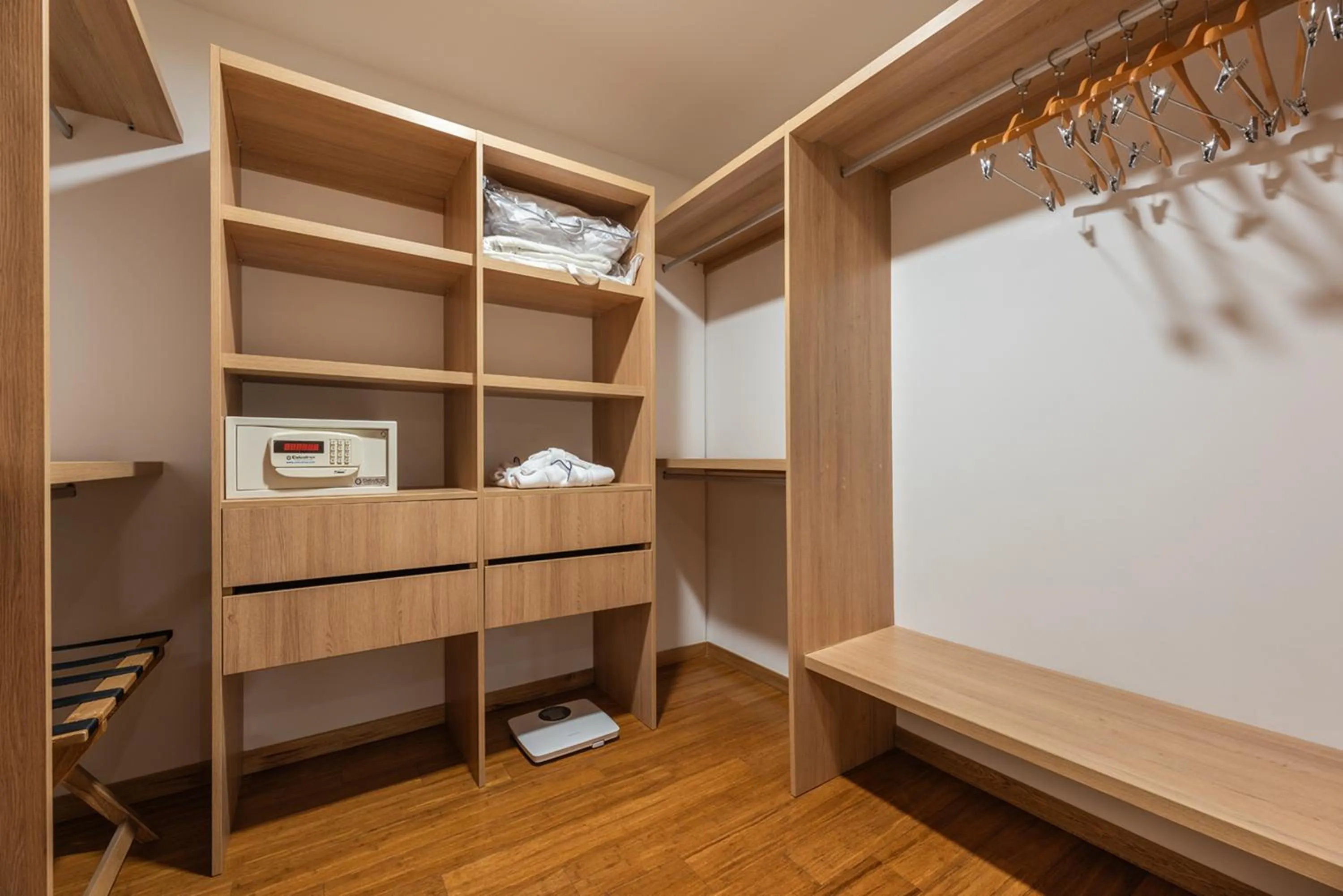 wardrobe, Bed in Estelar La Torre Suites