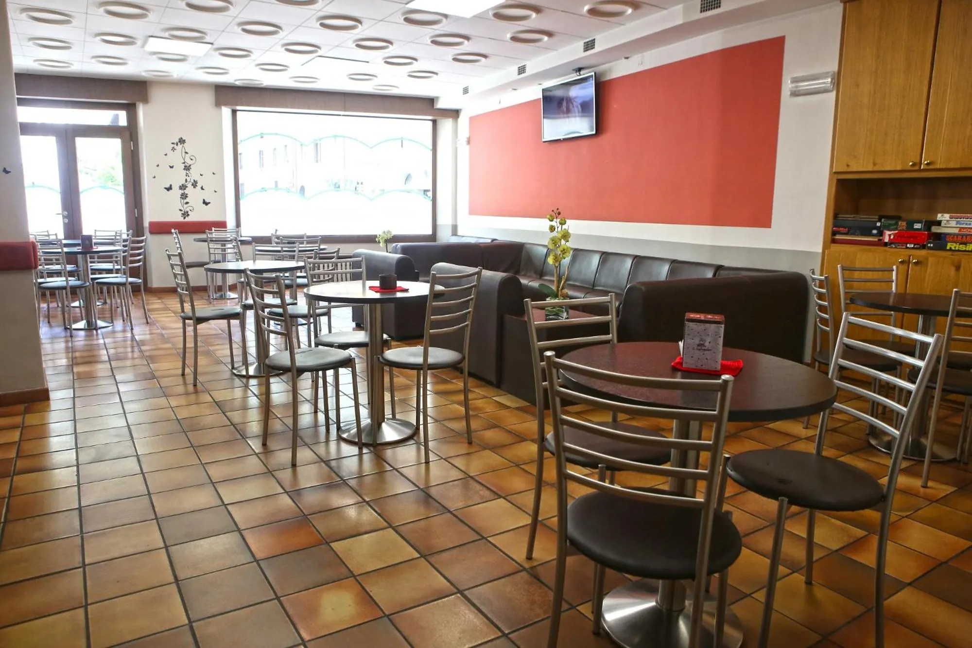 Communal lounge/ TV room in Albergo Gusmeroli