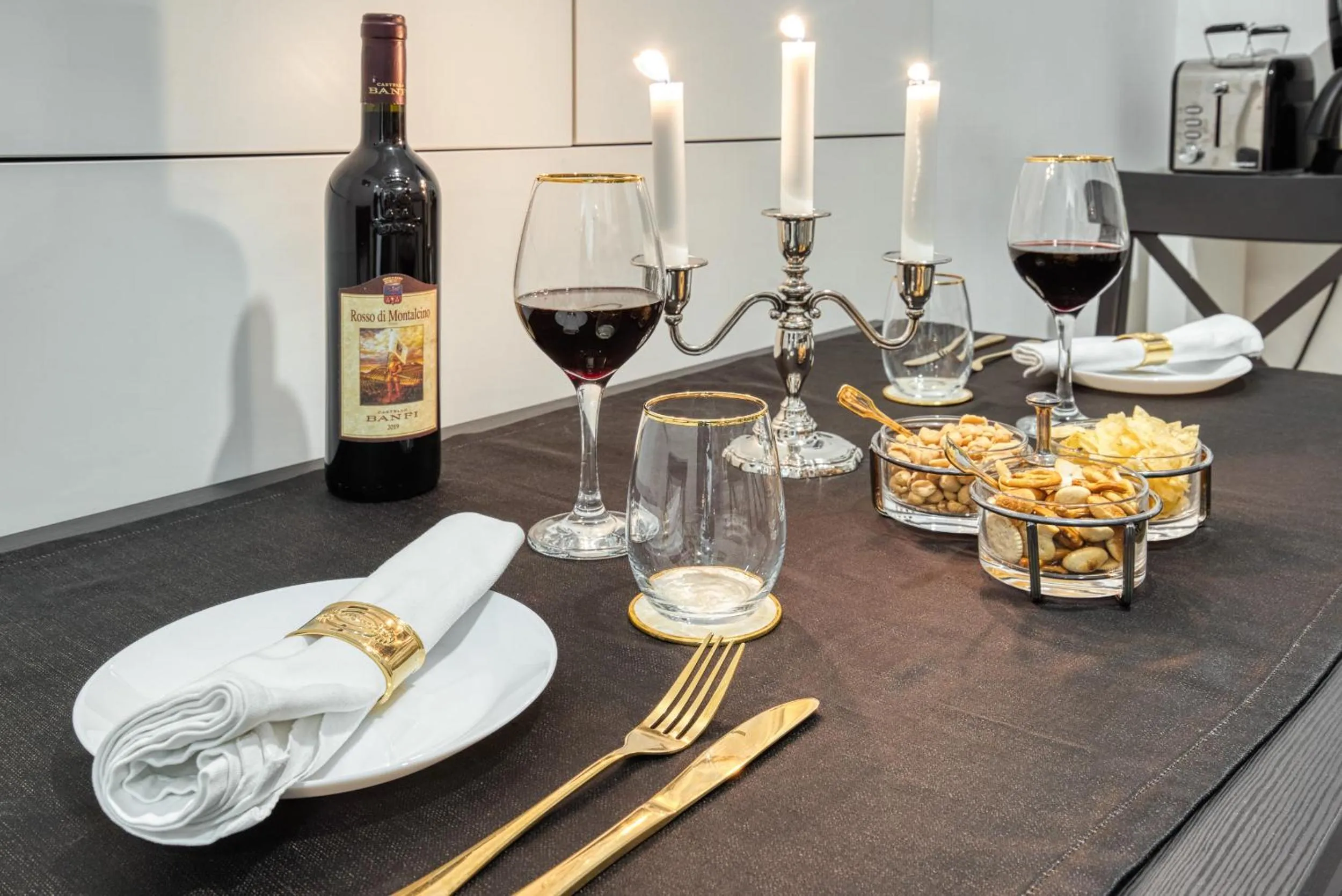 Communal kitchen in Rhome Guest House